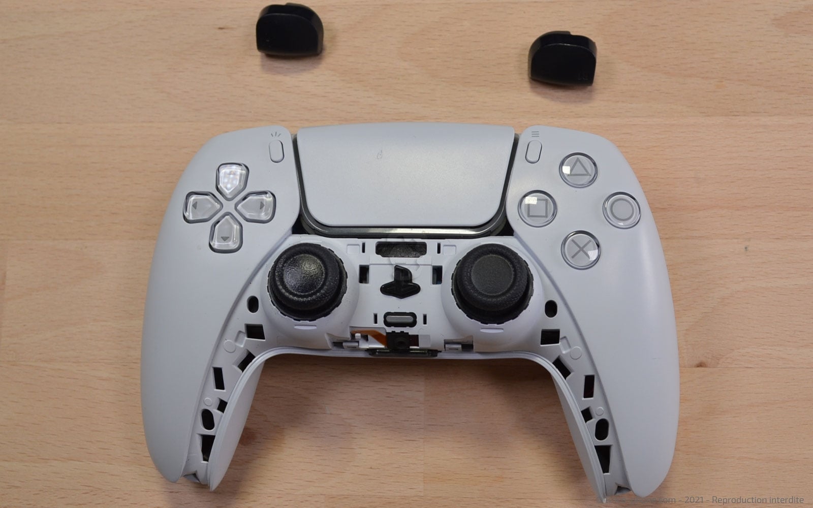 Ce guide vous fait découvrir tous les composants la manette de la PS5
