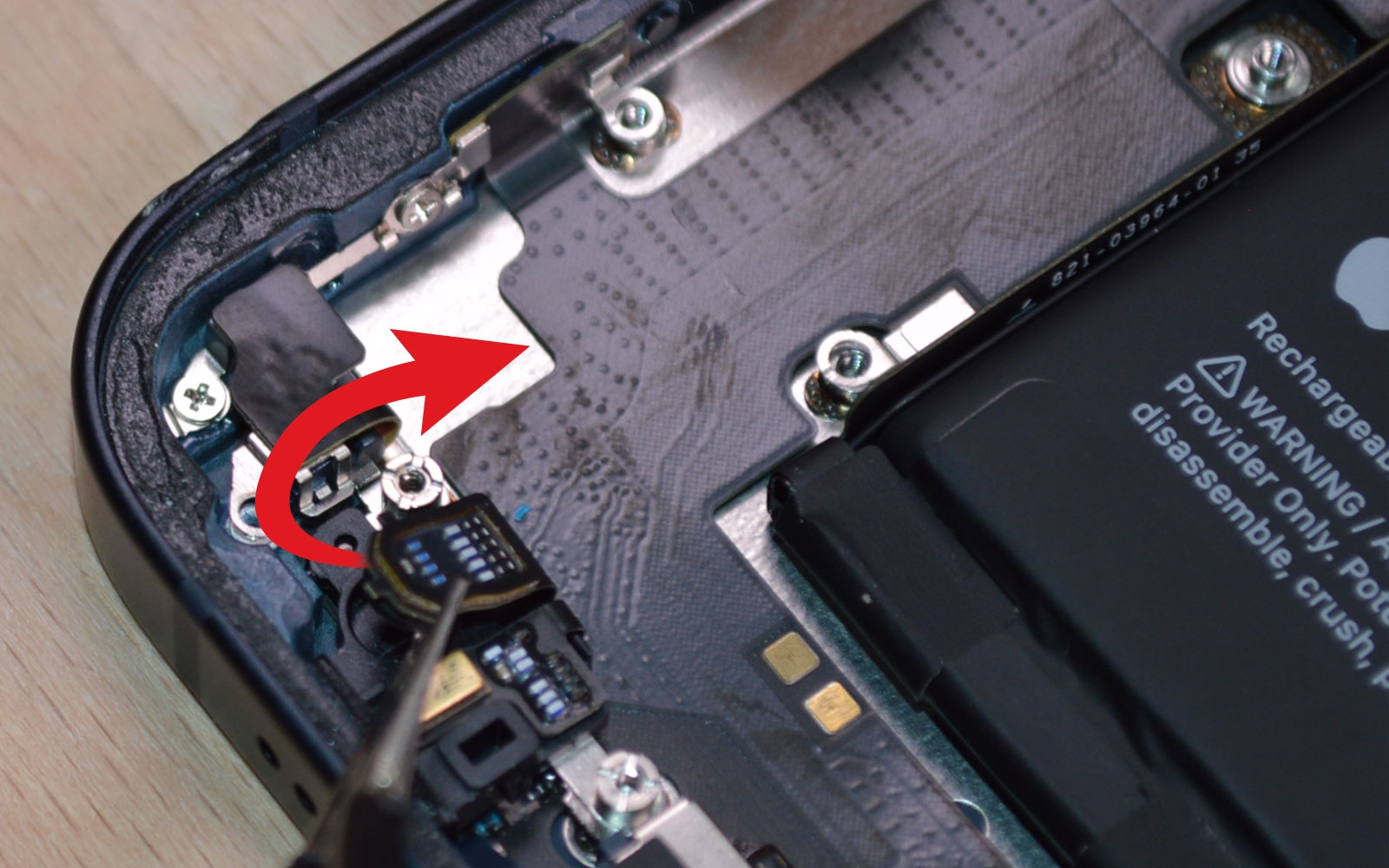 Changement du connecteur de charge sur iPhone 13 photo 2