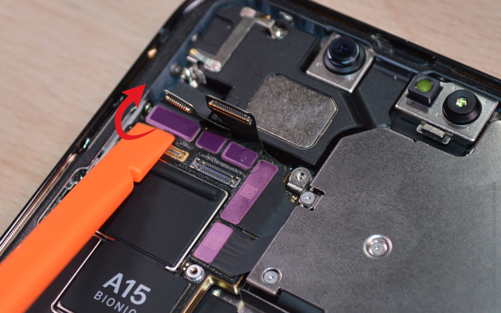 Changement du connecteur de charge sur iPhone 13 Pro photo 3