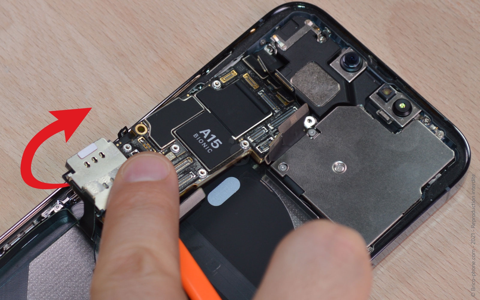 Changement du connecteur de charge sur iPhone 13 Pro photo 2