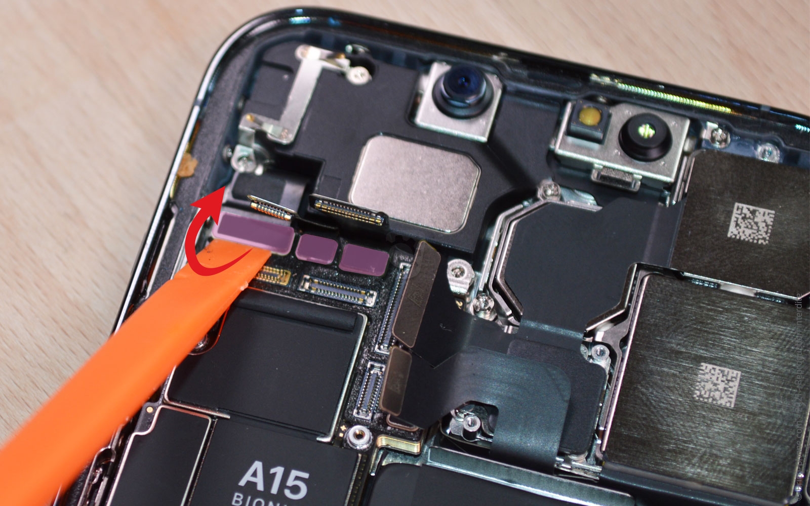 Changement du buzzer (HP interne) sur iPhone 13 Pro photo 3