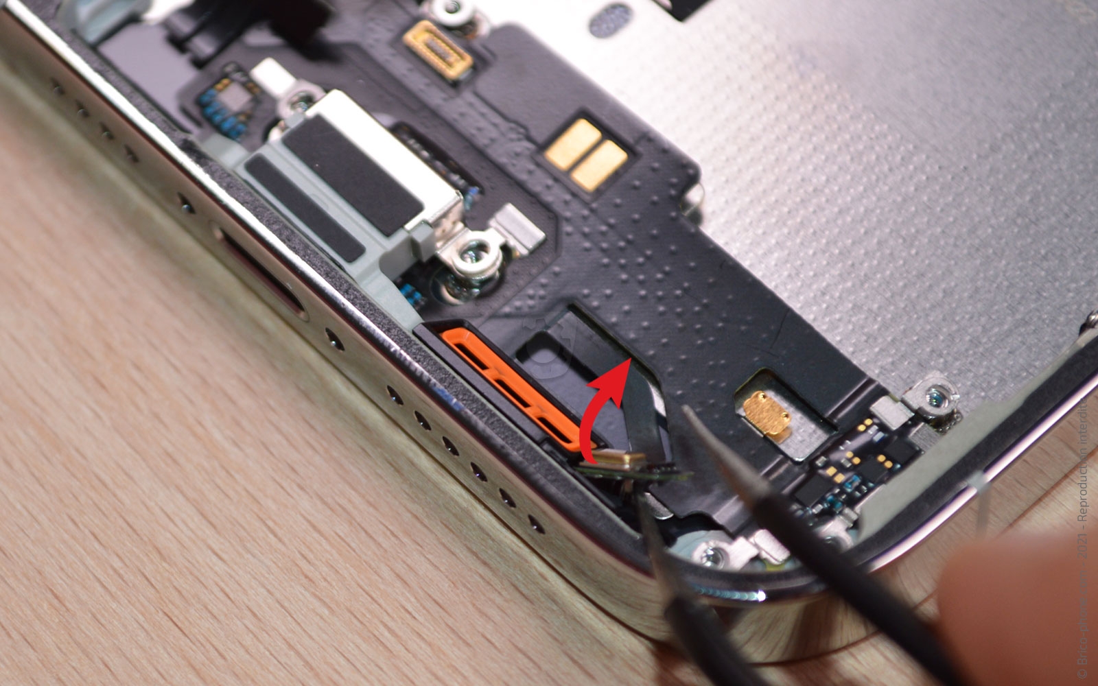 Comment changer le connecteur de charge sur iPhone 13 Pro Max photo 3