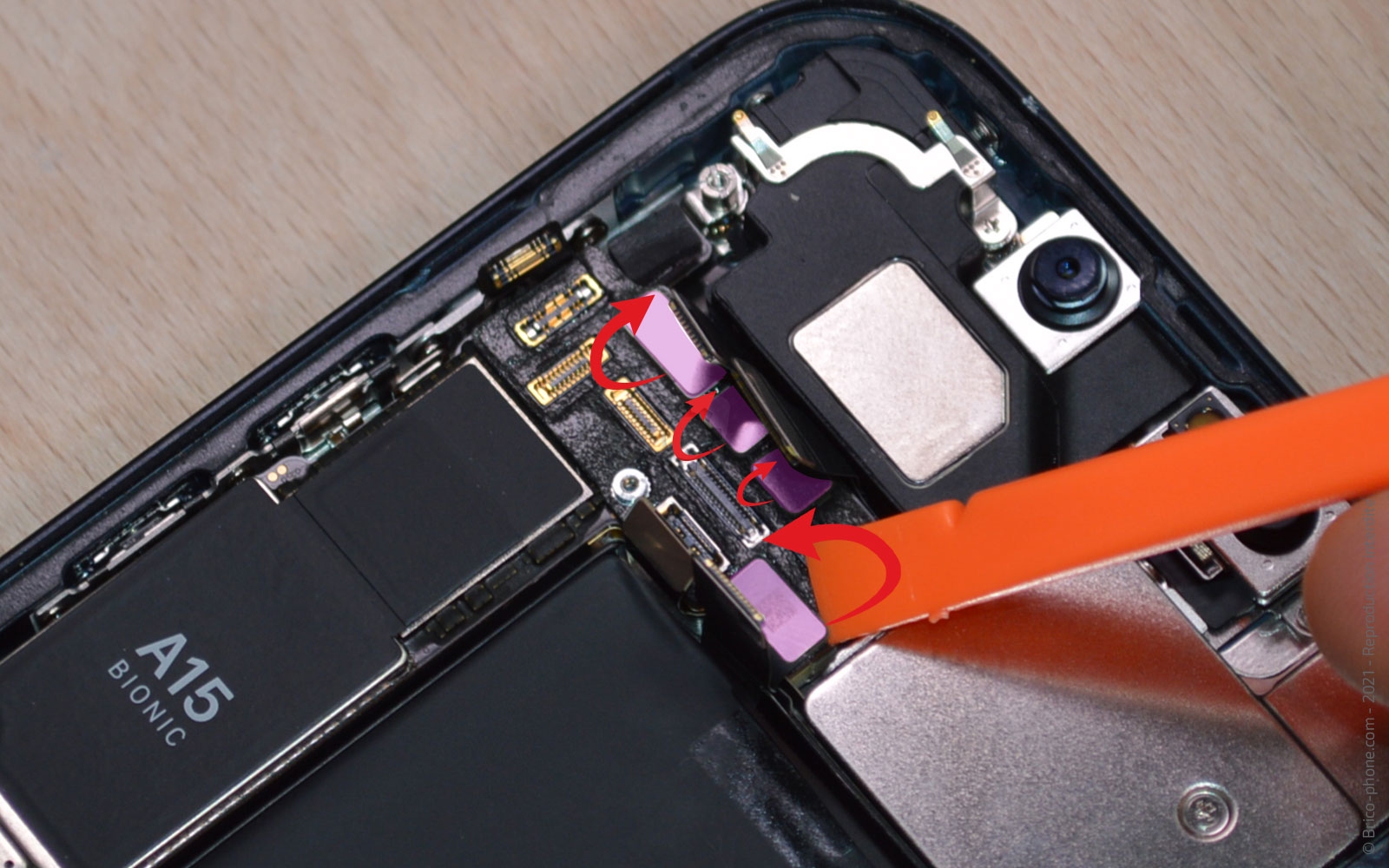 Changement du buzzer (HP interne) sur iPhone 13 photo 4