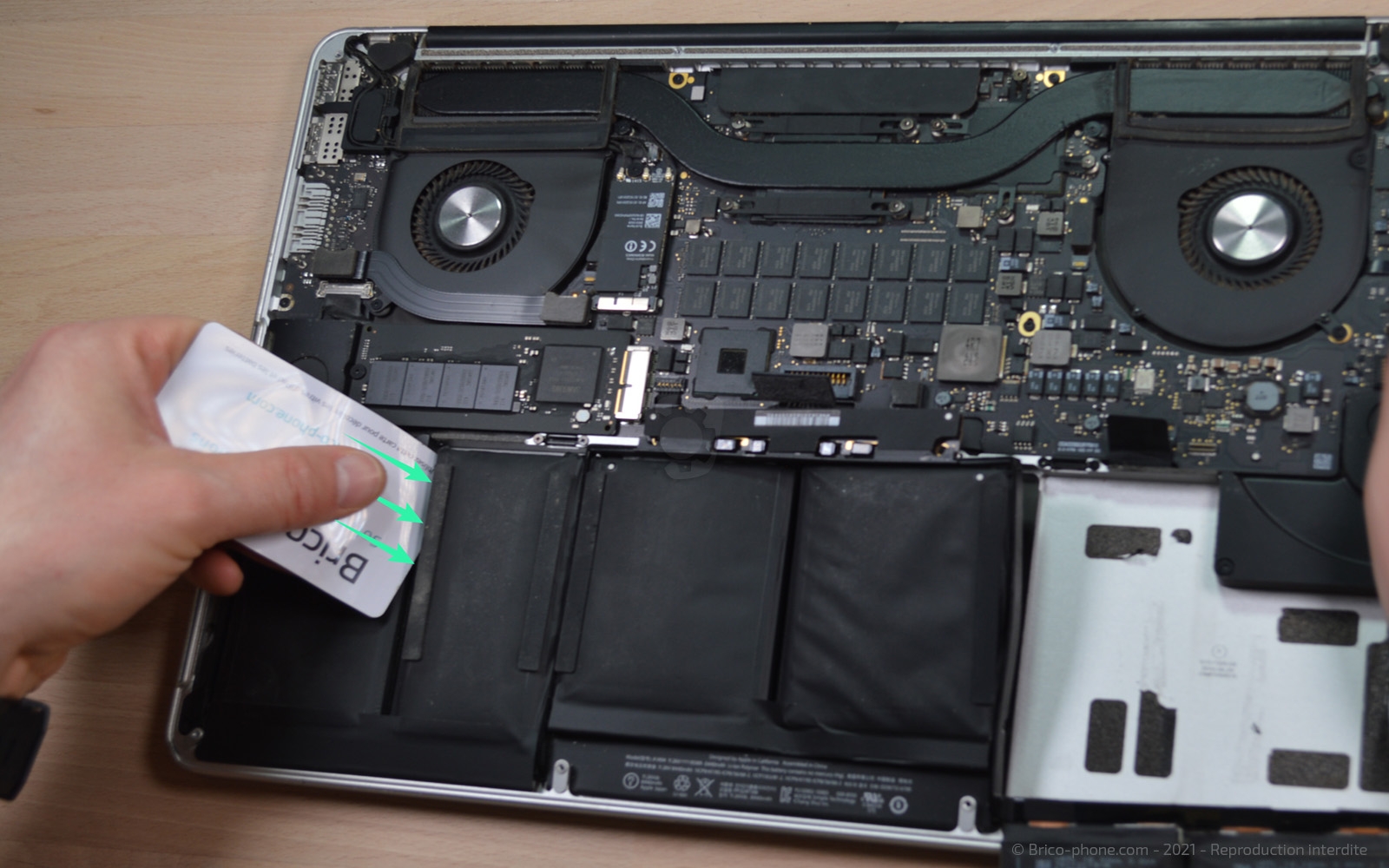 Changement de batterie sur Macbook Pro 15 pouces A1398 EMC 2745 - 2013 photo 3