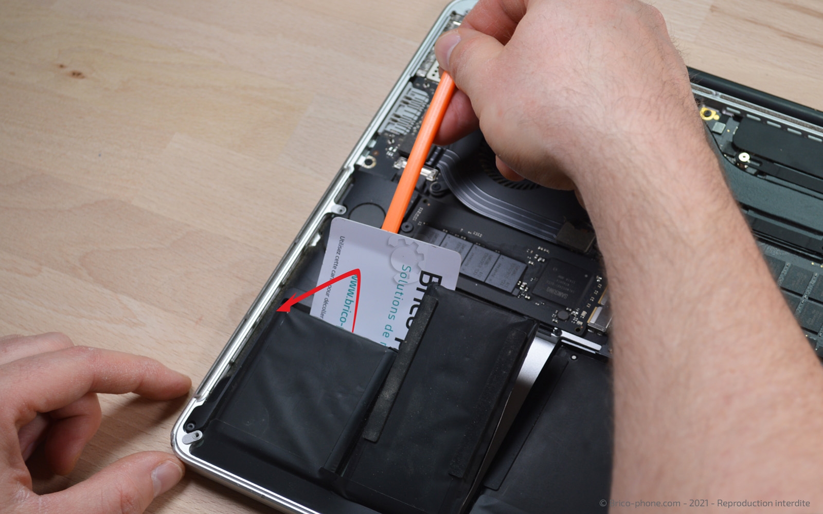 Changement de batterie sur Macbook Pro 15 pouces A1398 EMC 2745 - 2013 photo 4