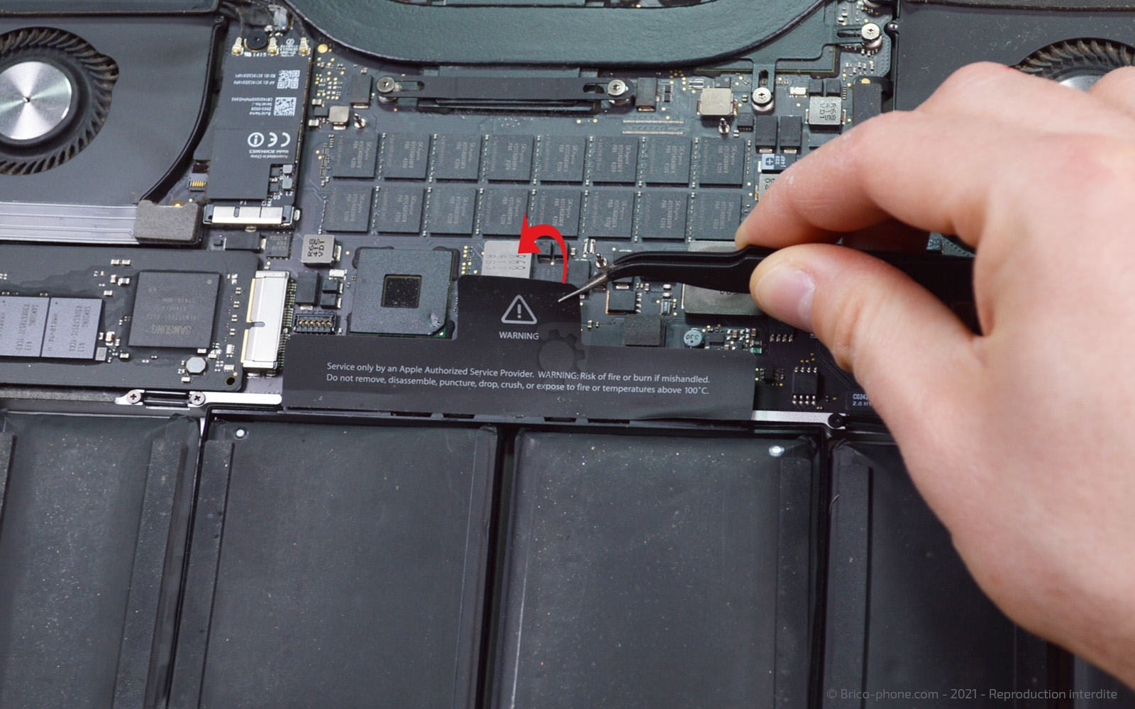 Changement de batterie sur Macbook Pro 15 pouces A1398 EMC 2745 - 2013 photo 2