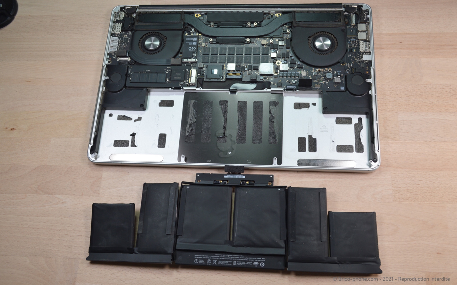 Changement de batterie sur Macbook Pro 15 pouces A1398 EMC 2745 - 2013 photo 1
