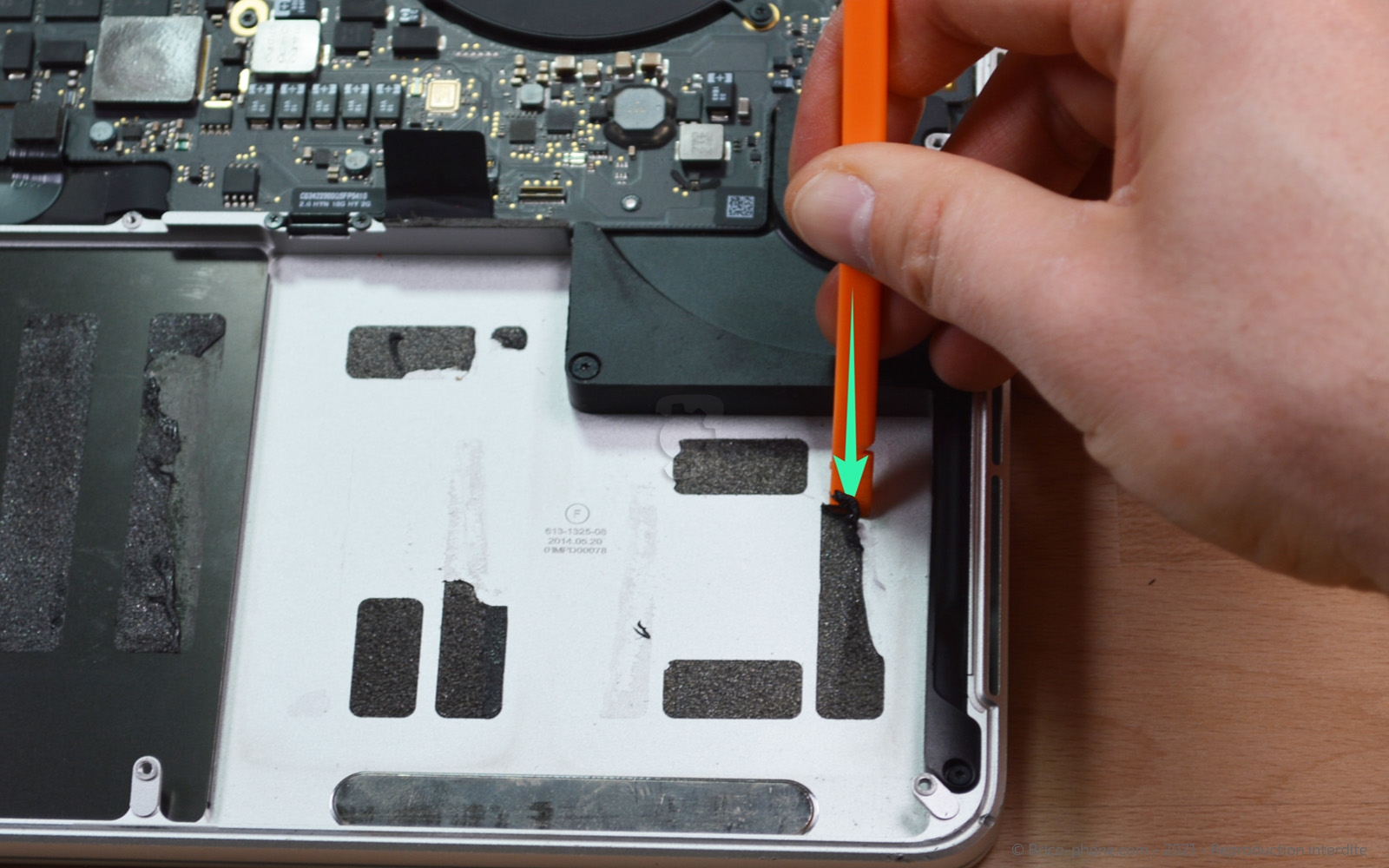 Changement de batterie sur Macbook Pro 15 pouces A1398 EMC 2745 - 2013 photo 2