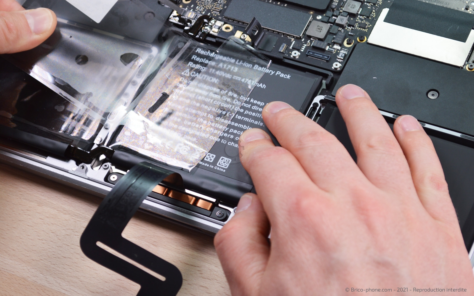 Changement de batterie sur Macbook Pro 13 pouces A1708 EMC 3164 - 2017 photo 2