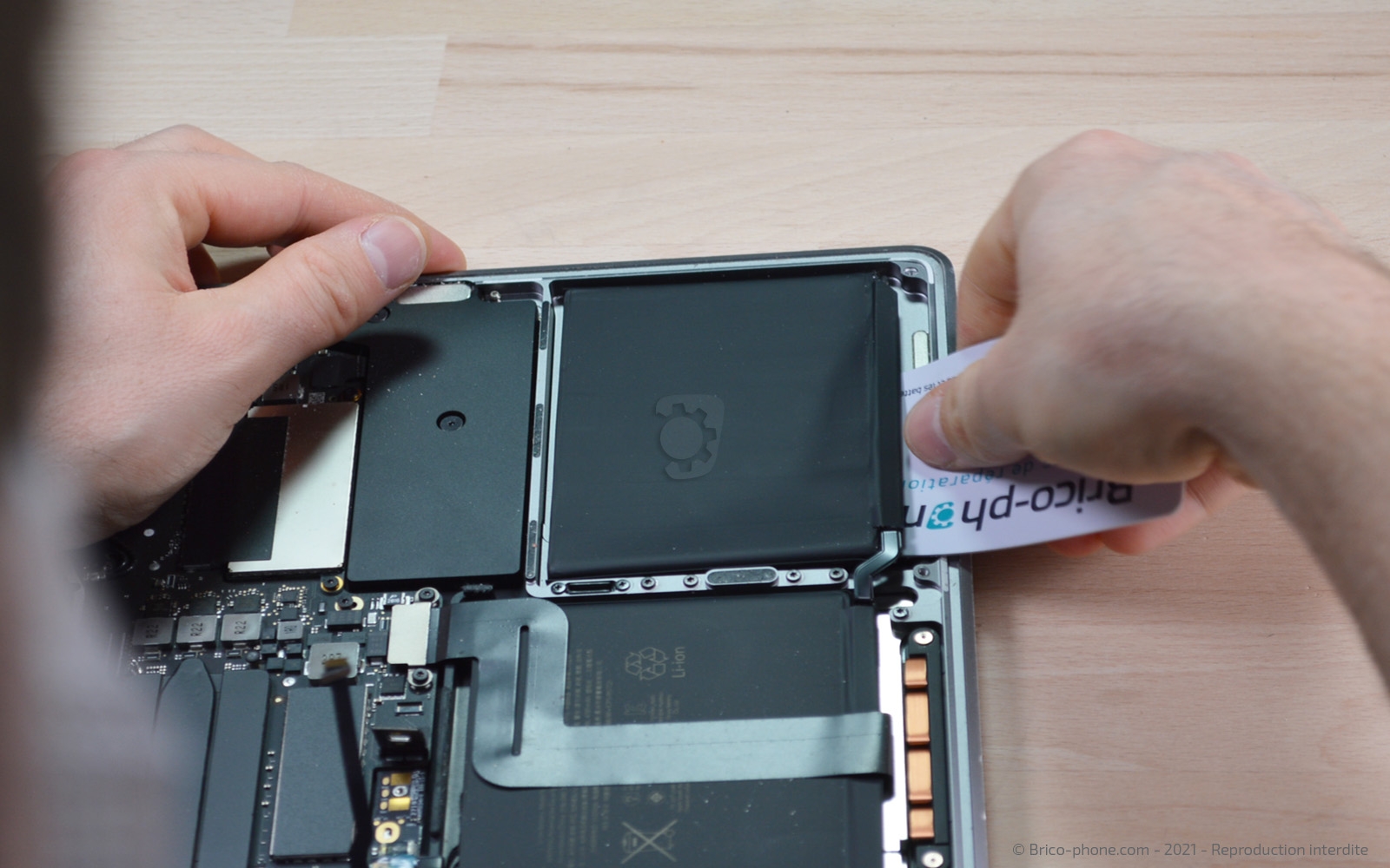 Changement de batterie sur Macbook Pro 13 pouces A1708 EMC 3164 - 2017 photo 2