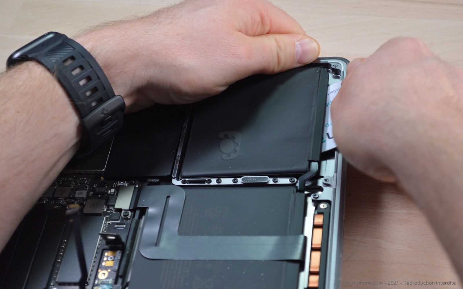 Changement de batterie sur Macbook Pro 13 pouces A1708 EMC 3164 - 2017 photo 3