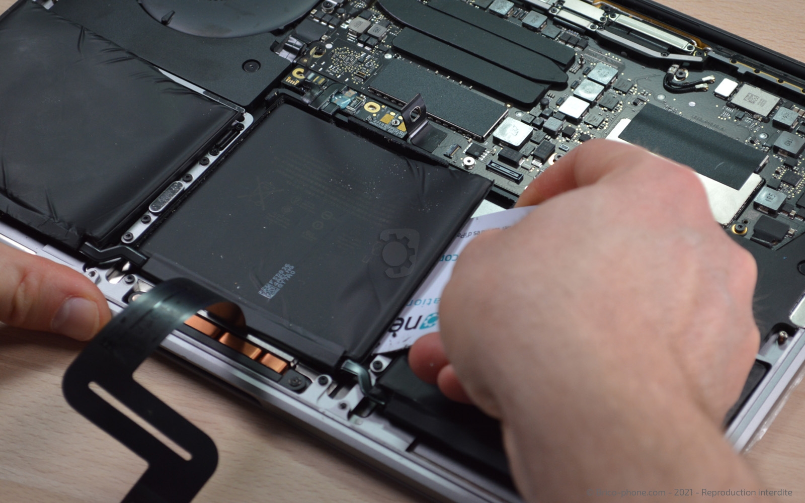 Changement de batterie sur Macbook Pro 13 pouces A1708 EMC 3164 - 2017 photo 2