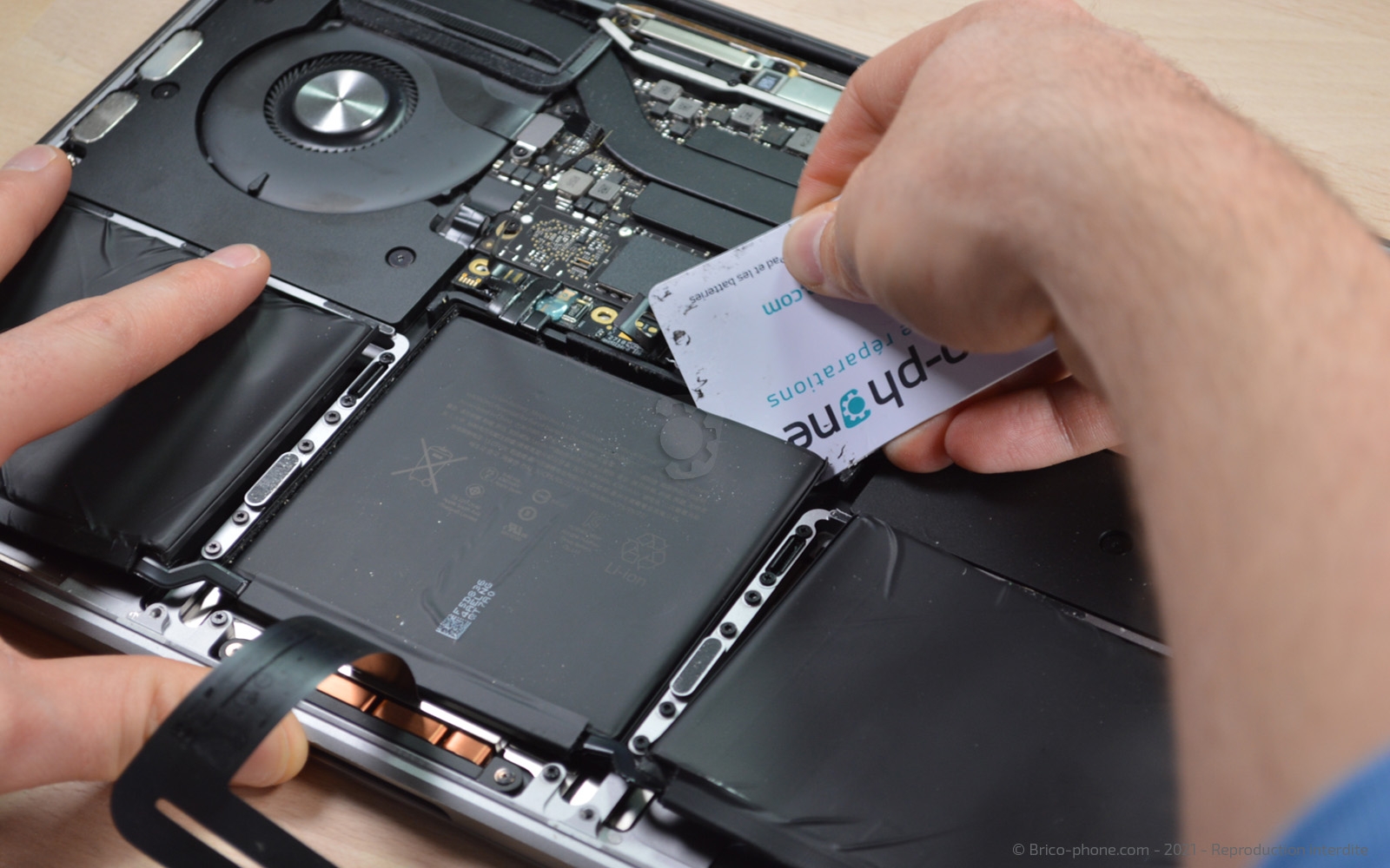 Changement de batterie sur Macbook Pro 13 pouces A1708 EMC 3164 - 2017 photo 3