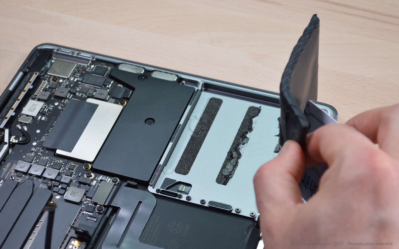 Changement de batterie sur Macbook Pro 13 pouces A1708 EMC 3164 - 2017 photo 4