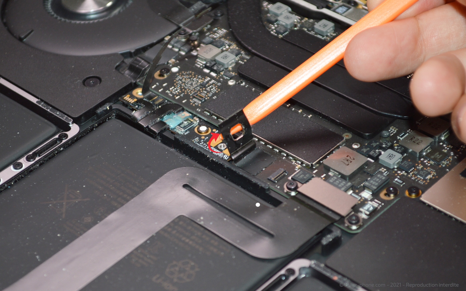 Changement de batterie sur Macbook Pro 13 pouces A1708 EMC 3164 - 2017 photo 2