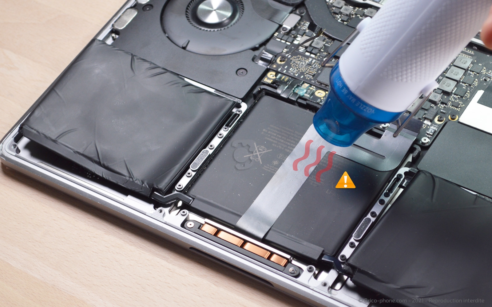 Changement de batterie sur Macbook Pro 13 pouces A1708 EMC 3164 - 2017 photo 4