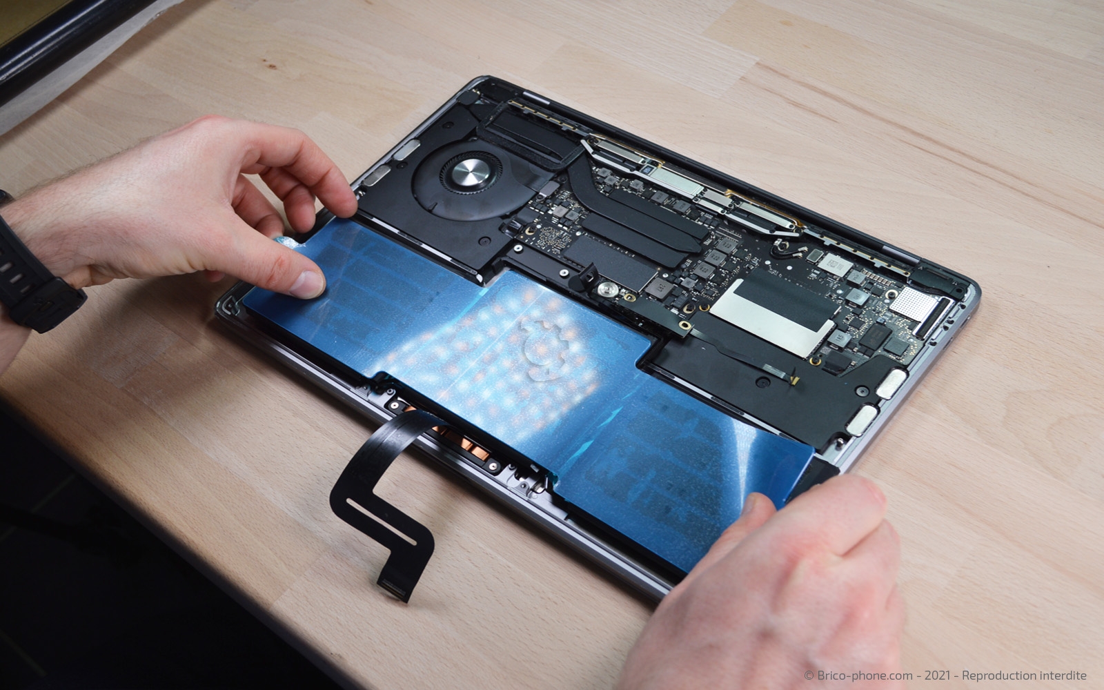 Changement de batterie sur Macbook Pro 13 pouces A1708 EMC 3164 - 2017 photo 1