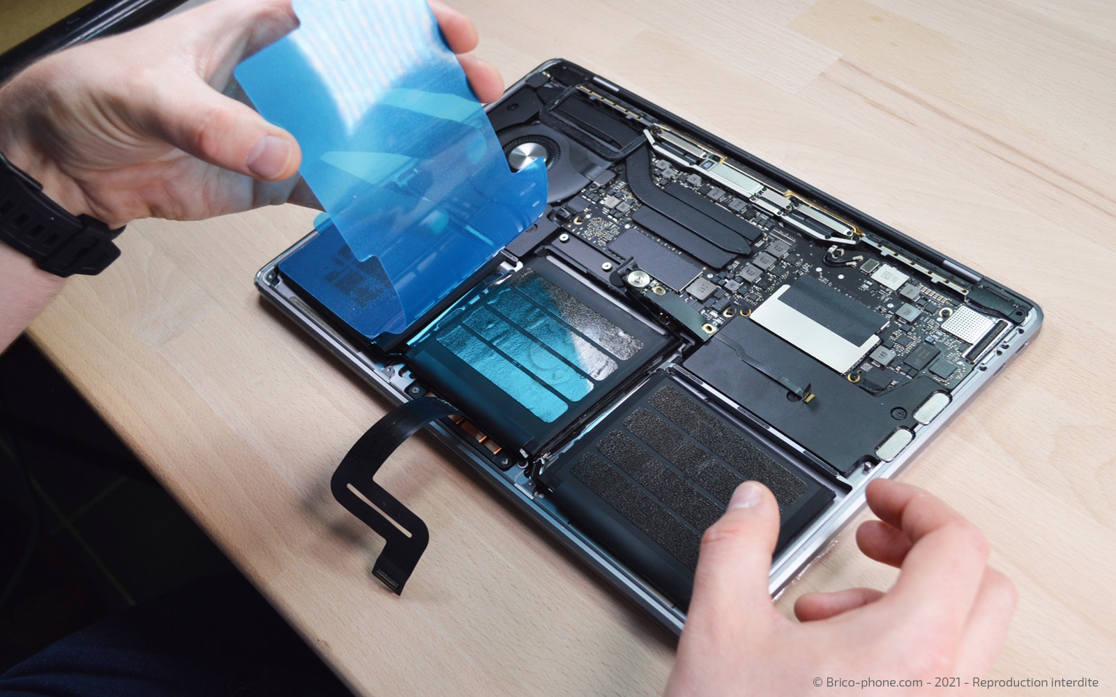 Changement de batterie sur Macbook Pro 13 pouces A1708 EMC 3164 - 2017 photo 2