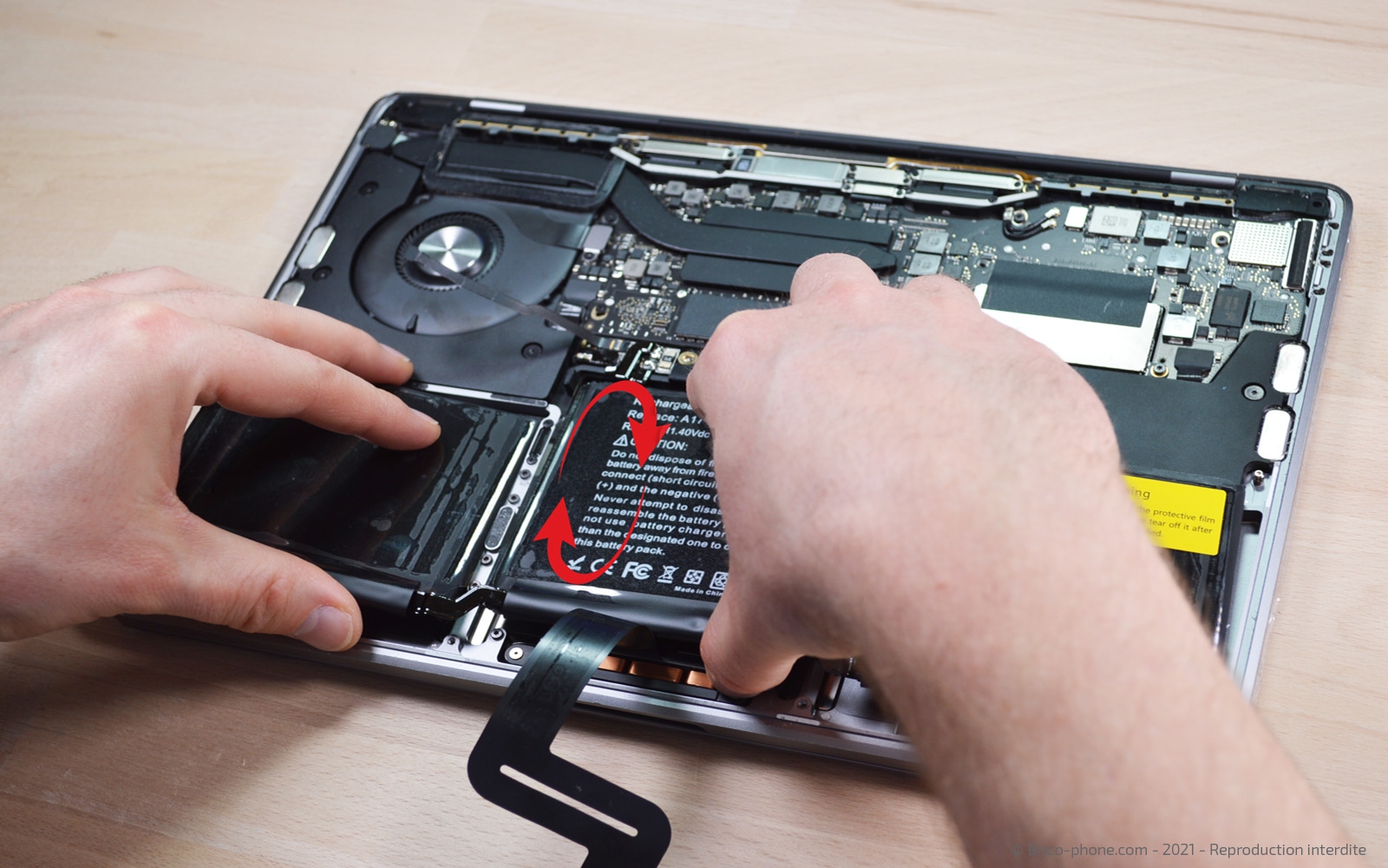 Changement de batterie sur Macbook Pro 13 pouces A1708 EMC 3164 - 2017 photo 3