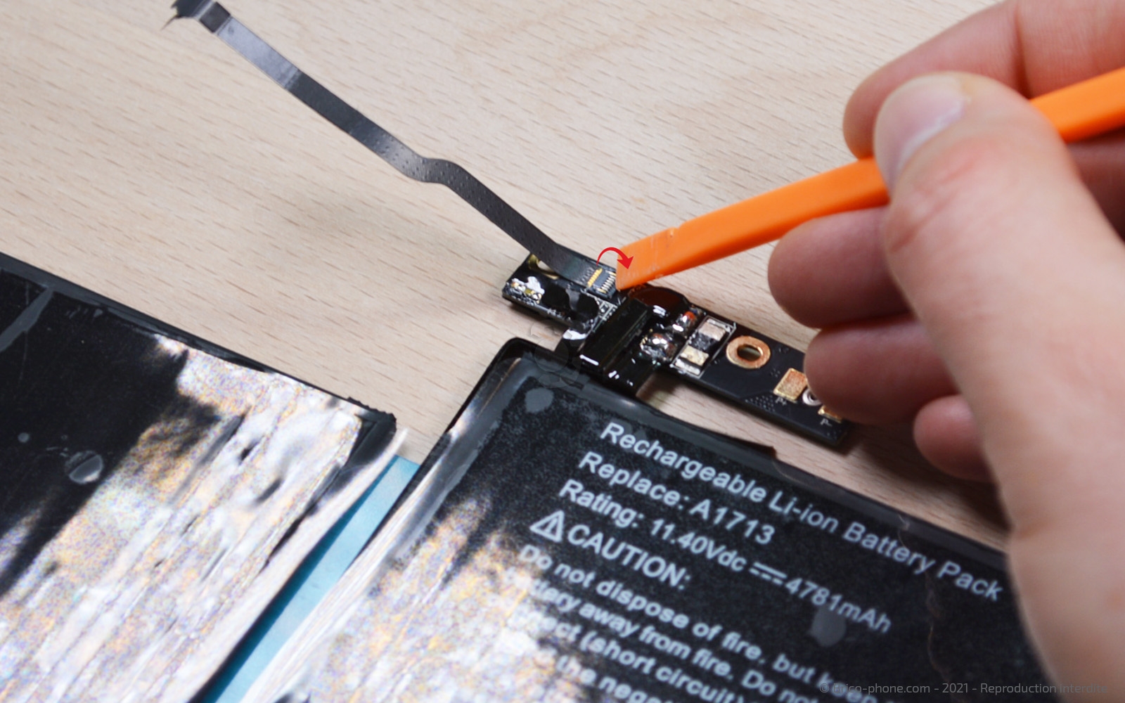 Changement de batterie sur Macbook Pro 13 pouces A1708 EMC 3164 - 2017 photo 2