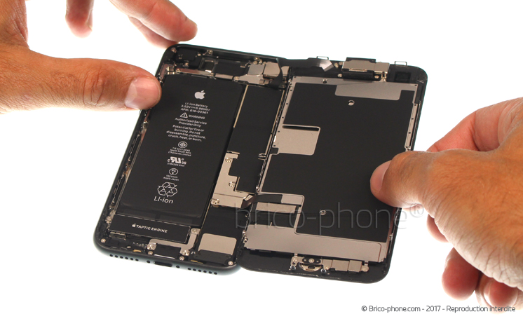 Changement d'antenne GSM (nappe rallonge) sur iPhone 8 photo 3