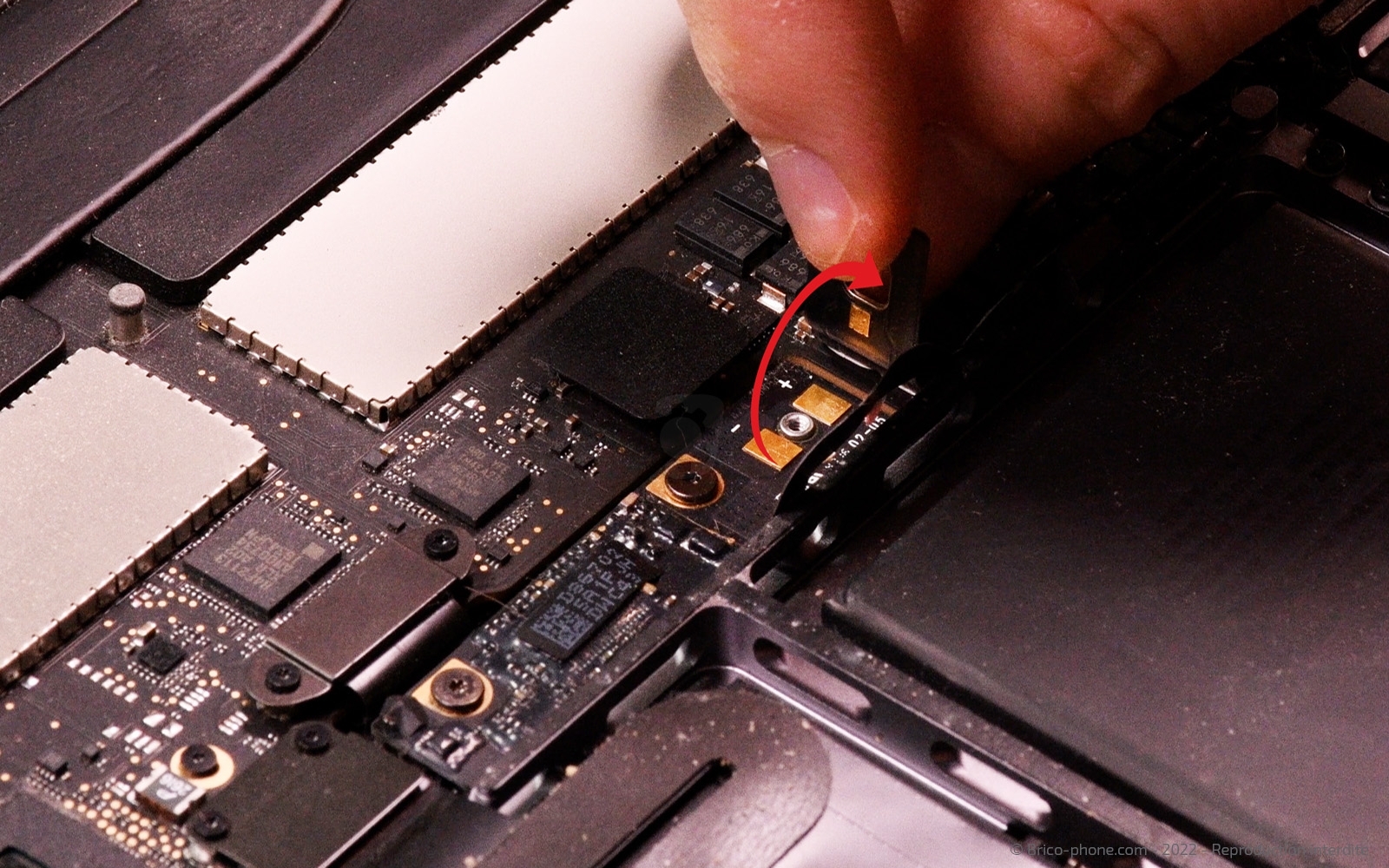 Changement d'écran sur Macbook Pro 15 pouces A1707 EMC 3072 - 2016 photo 3