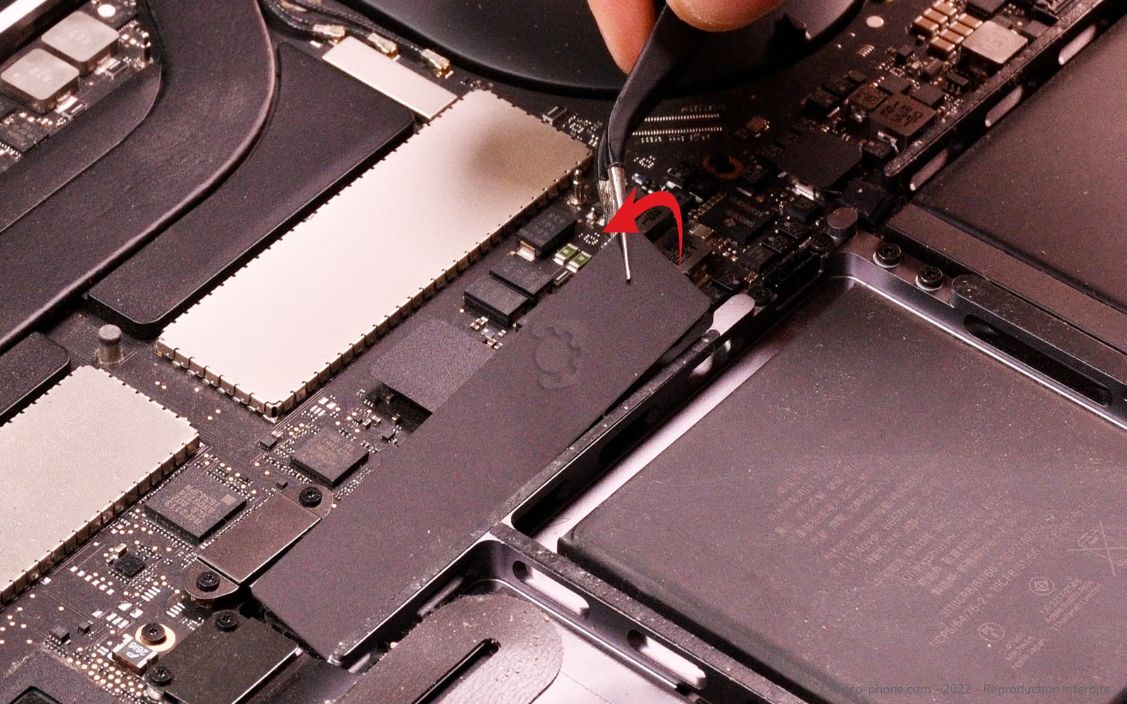 Changement d'écran sur Macbook Pro 15 pouces A1707 EMC 3072 - 2016 photo 1