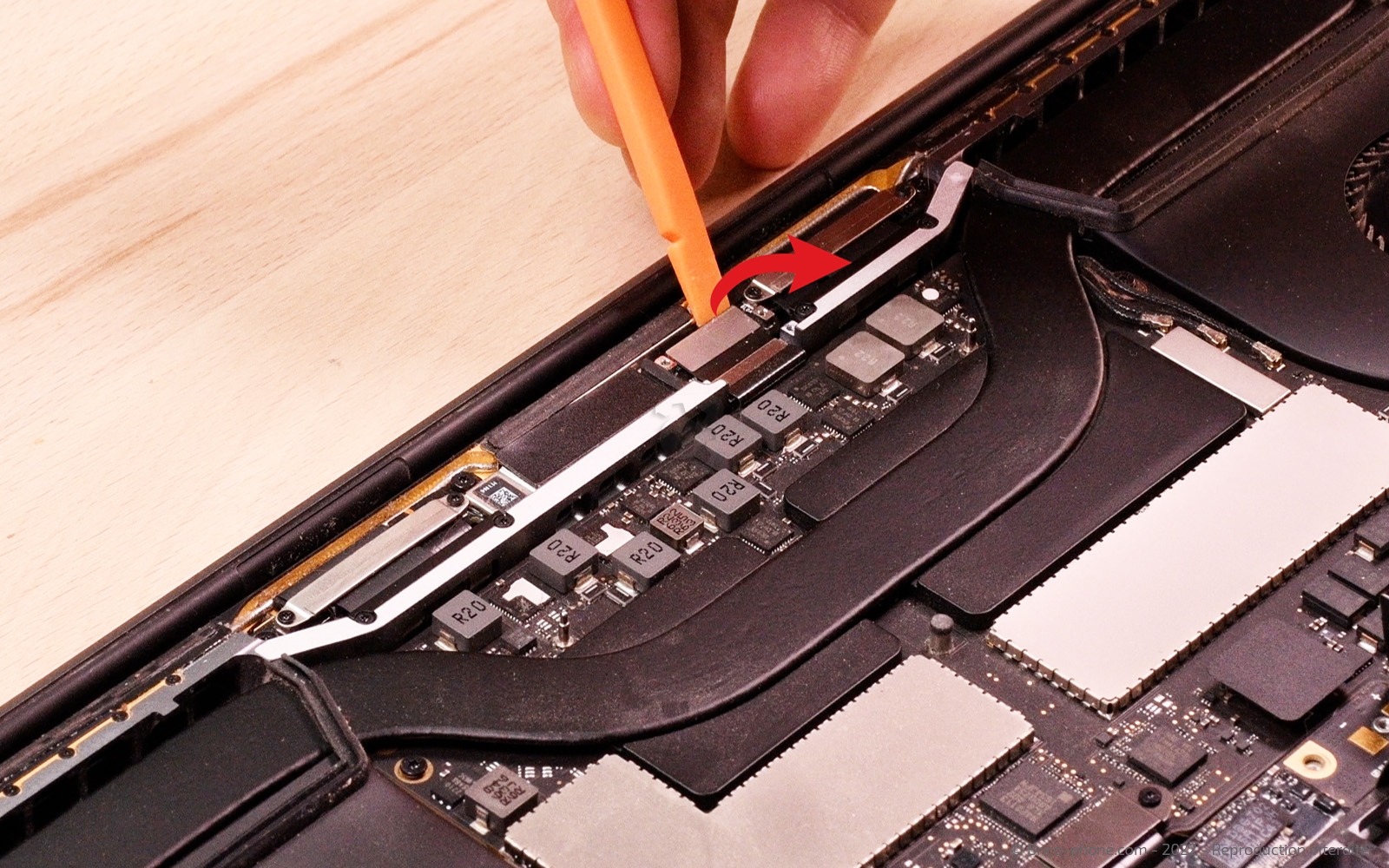 Changement d'écran sur Macbook Pro 15 pouces A1707 EMC 3072 - 2016 photo 4