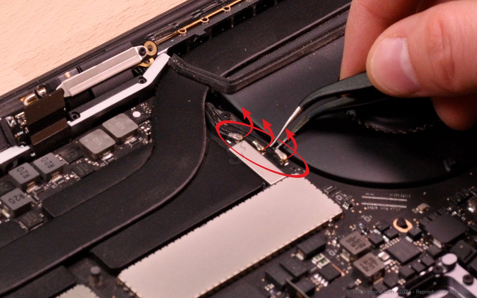 Changement d'écran sur Macbook Pro 15 pouces A1707 EMC 3072 - 2016 photo 1