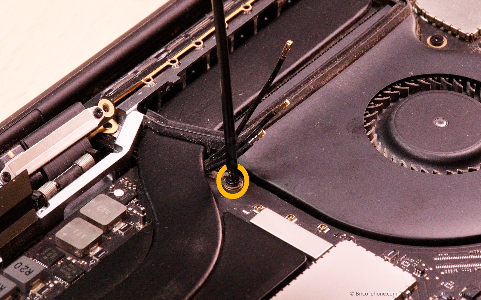 Changement d'écran sur Macbook Pro 15 pouces A1707 EMC 3072 - 2016 photo 2