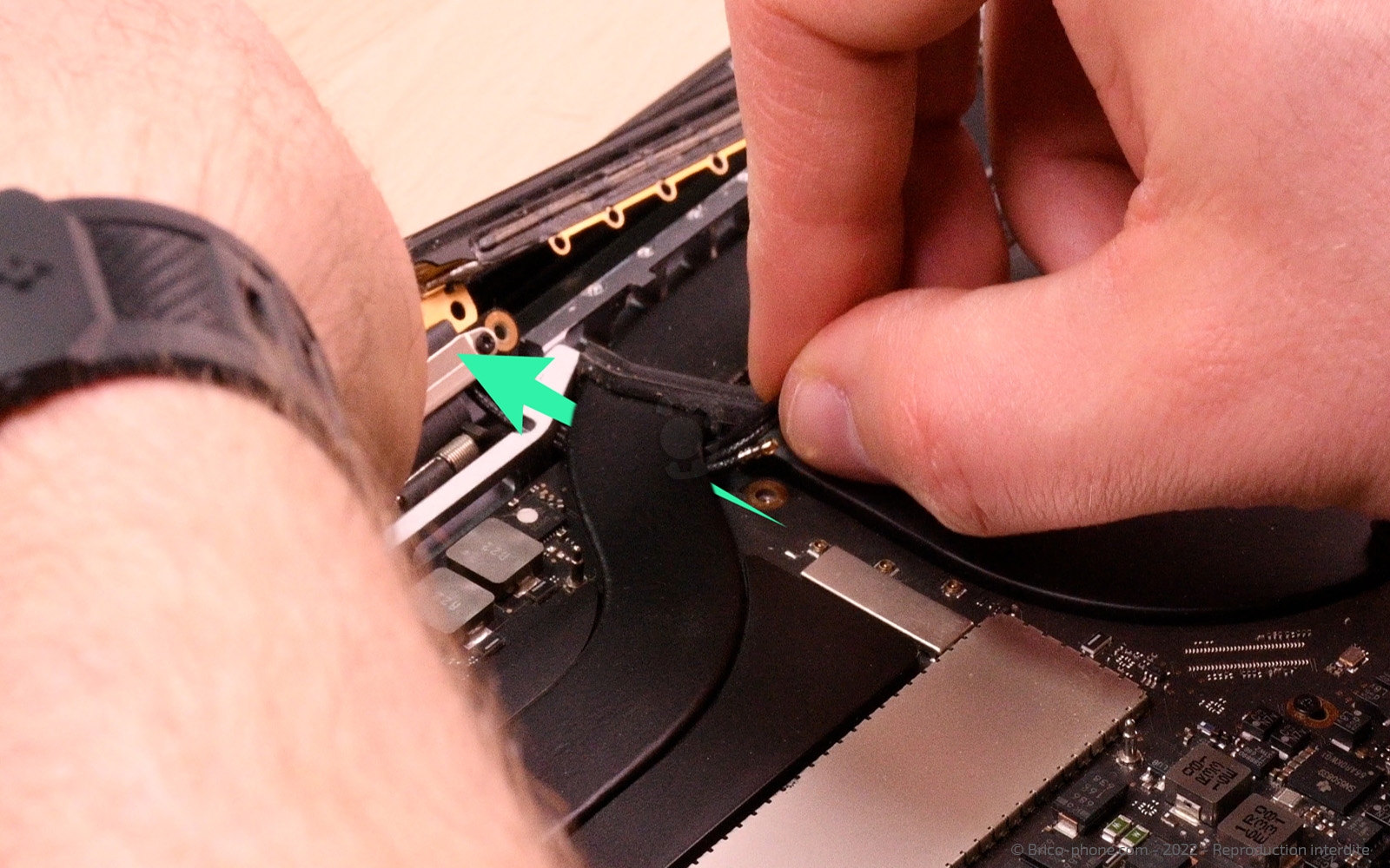 Changement d'écran sur Macbook Pro 15 pouces A1707 EMC 3072 - 2016 photo 3