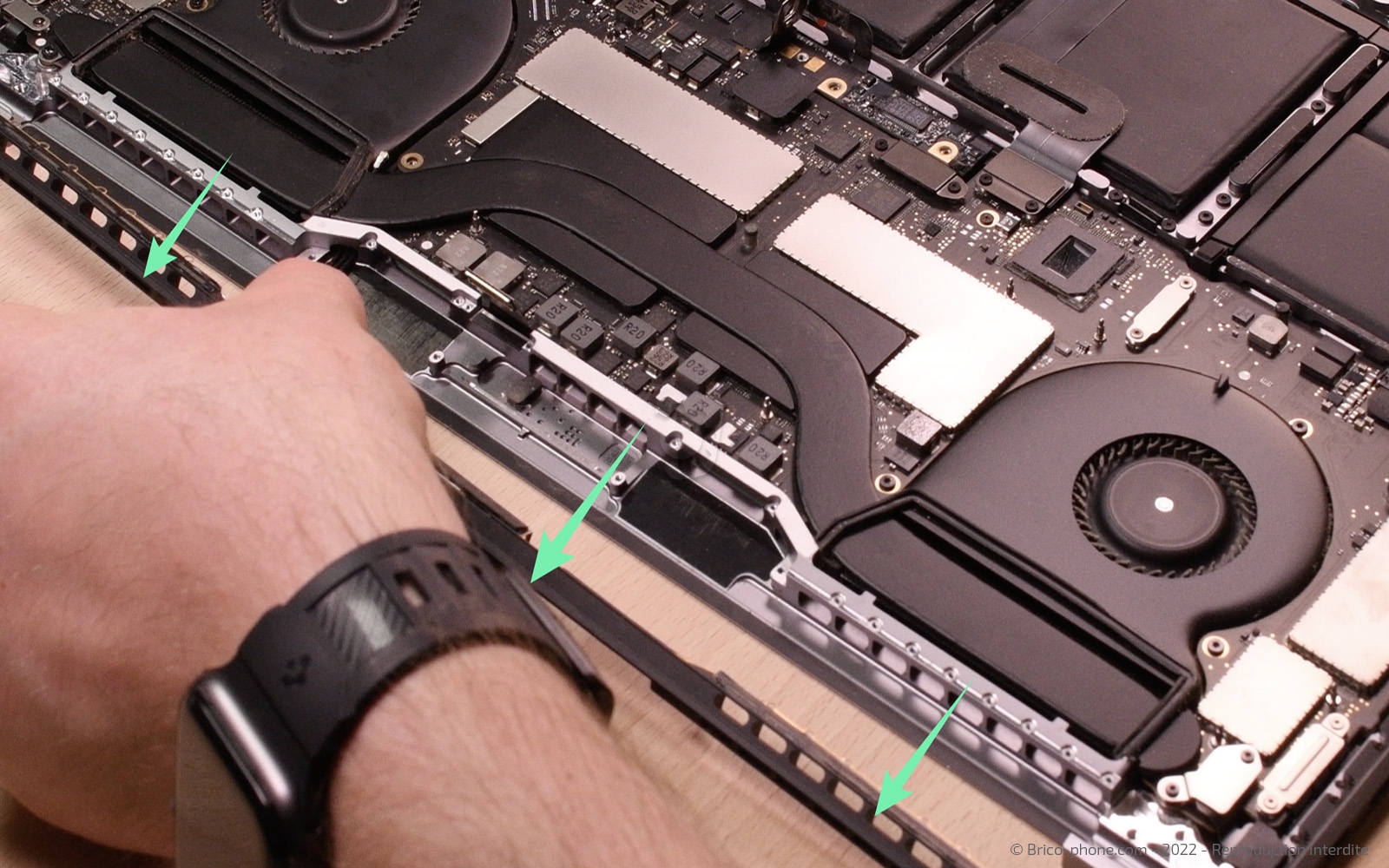 Changement d'écran sur Macbook Pro 15 pouces A1707 EMC 3072 - 2016 photo 1