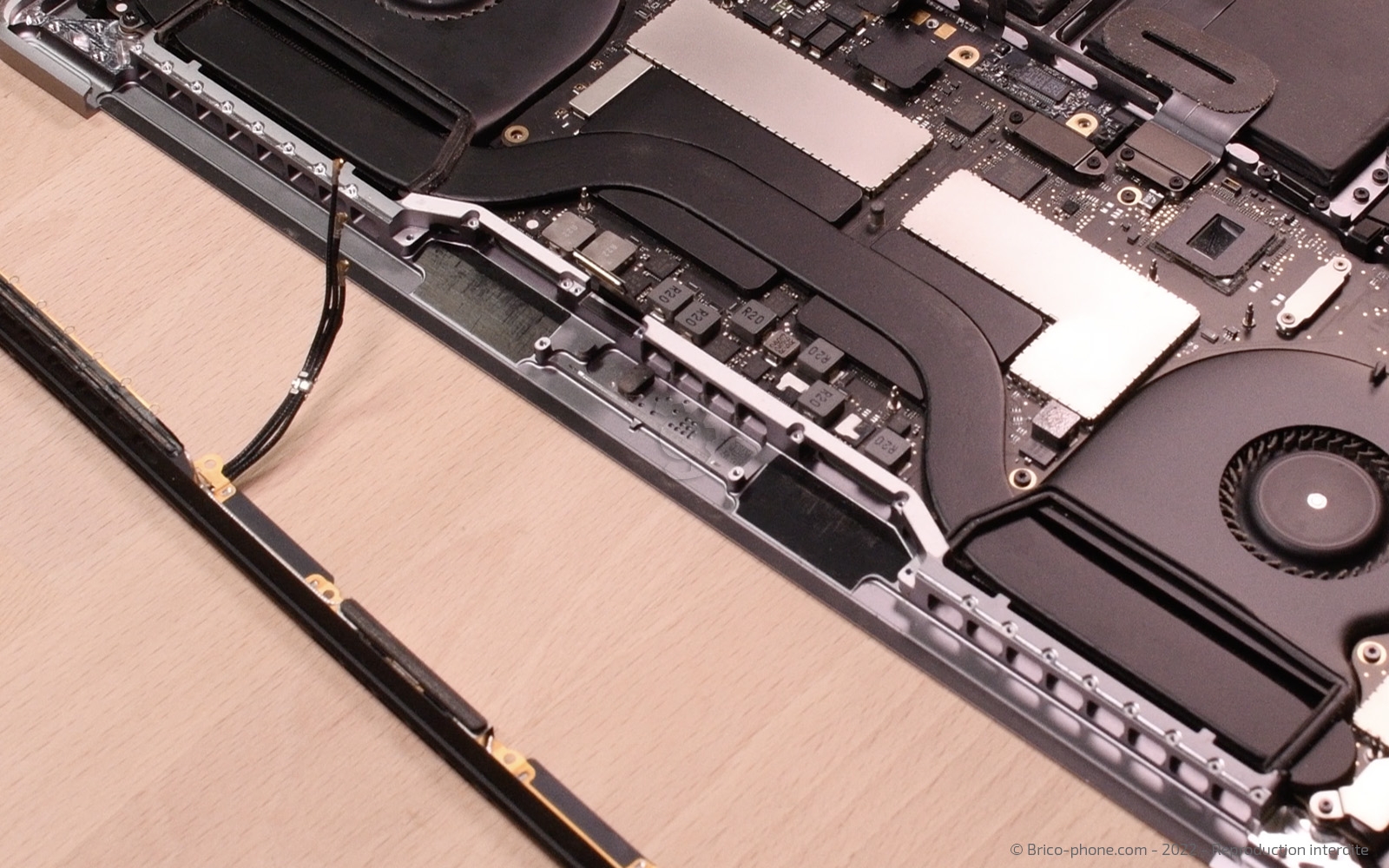 Changement d'écran sur Macbook Pro 15 pouces A1707 EMC 3072 - 2016 photo 2