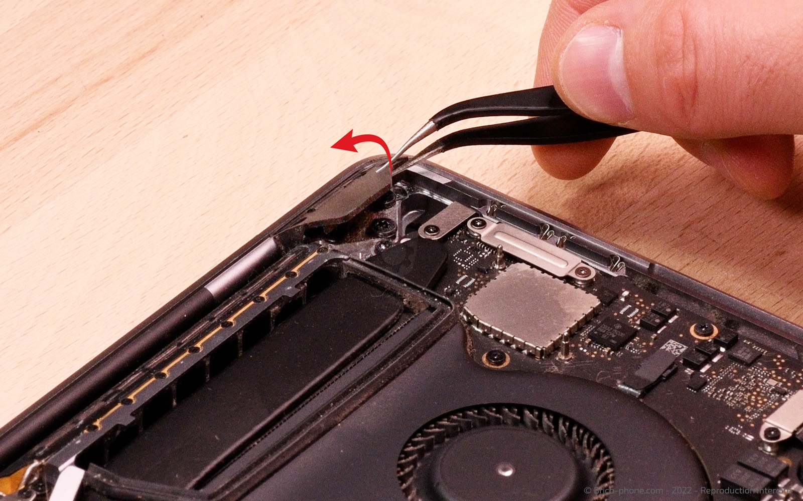 Changement d'écran sur Macbook Pro 15 pouces A1707 EMC 3072 - 2016 photo 2