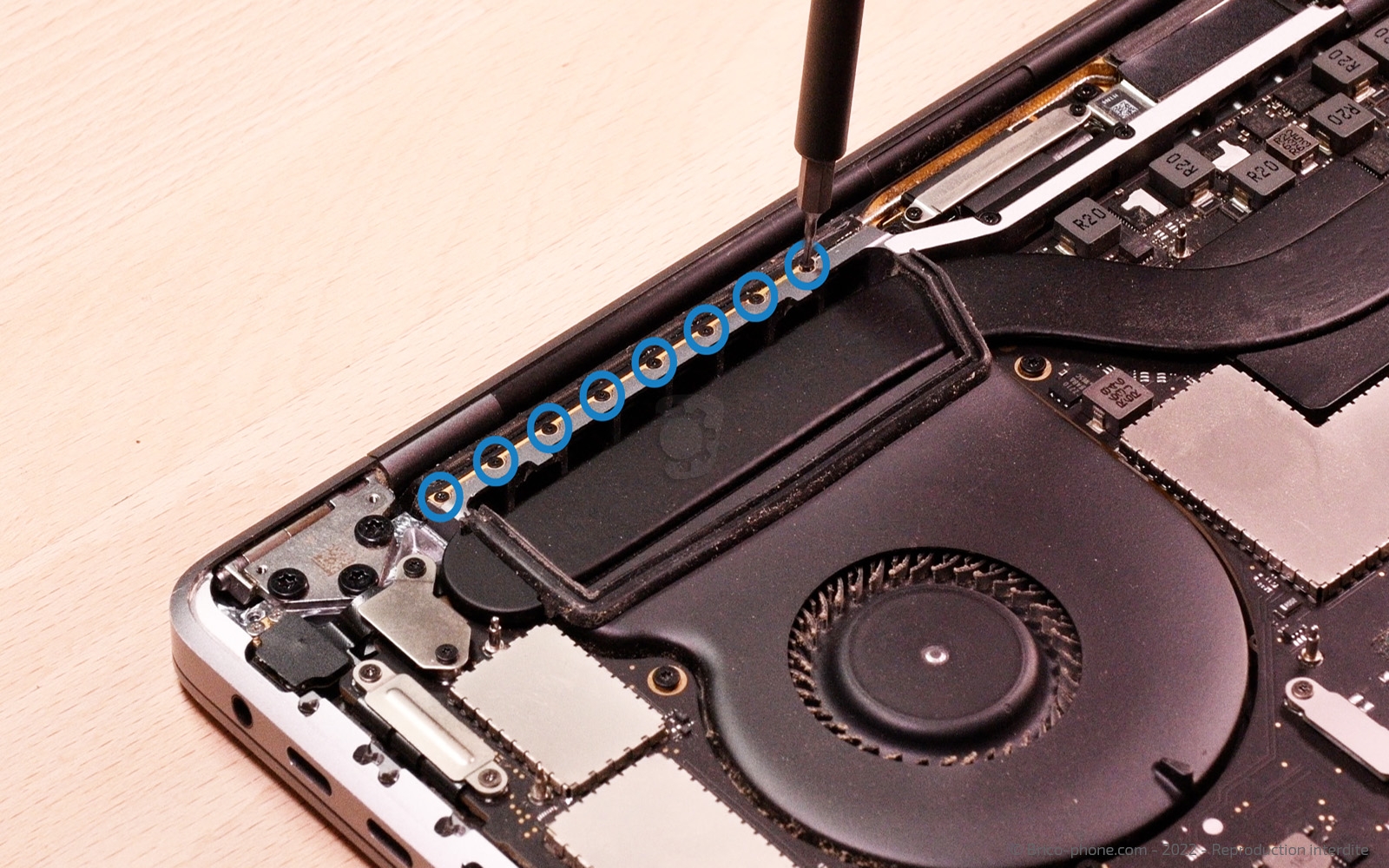 Changement d'écran sur Macbook Pro 15 pouces A1707 EMC 3072 - 2016 photo 2