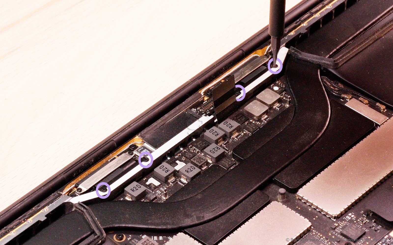 Changement d'écran sur Macbook Pro 15 pouces A1707 EMC 3072 - 2016 photo 3