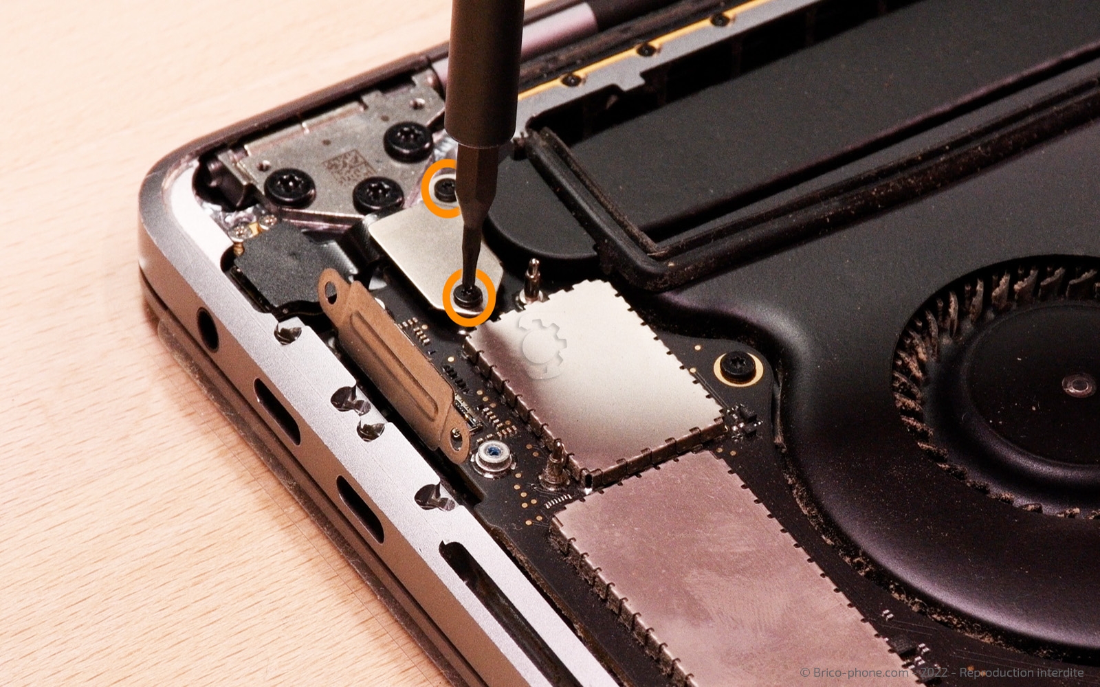 Changement batterie sur Macbook Pro 15 pouces A1707 EMC 3072 - 2016 photo 1