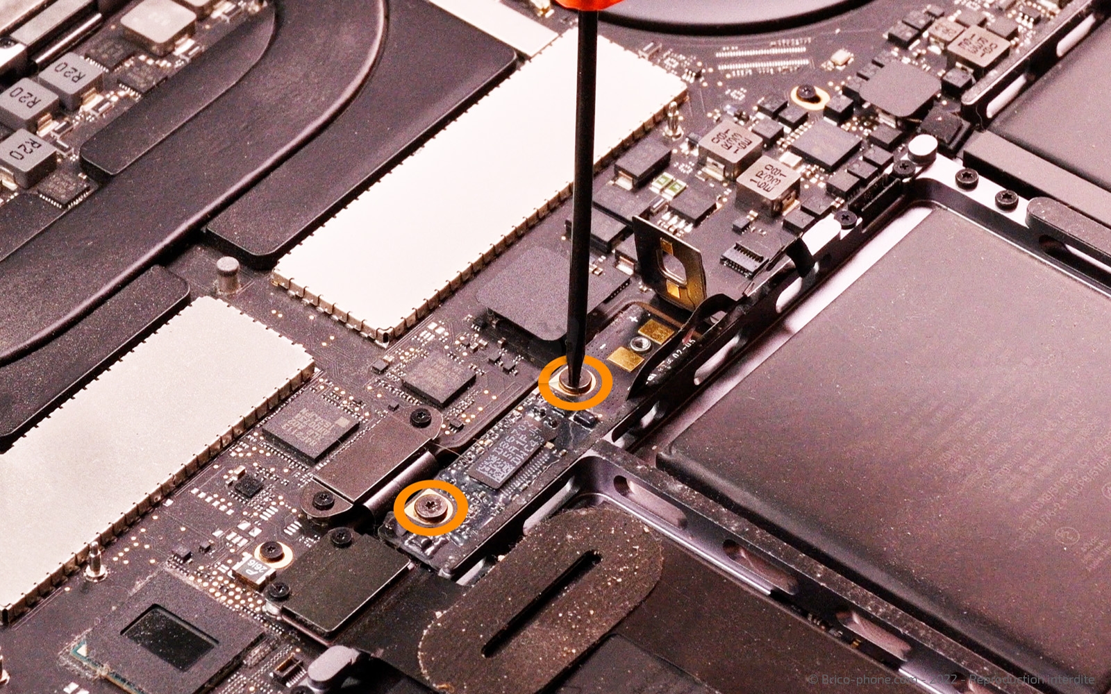 Changement batterie sur Macbook Pro 15 pouces A1707 EMC 3072 - 2016 photo 4