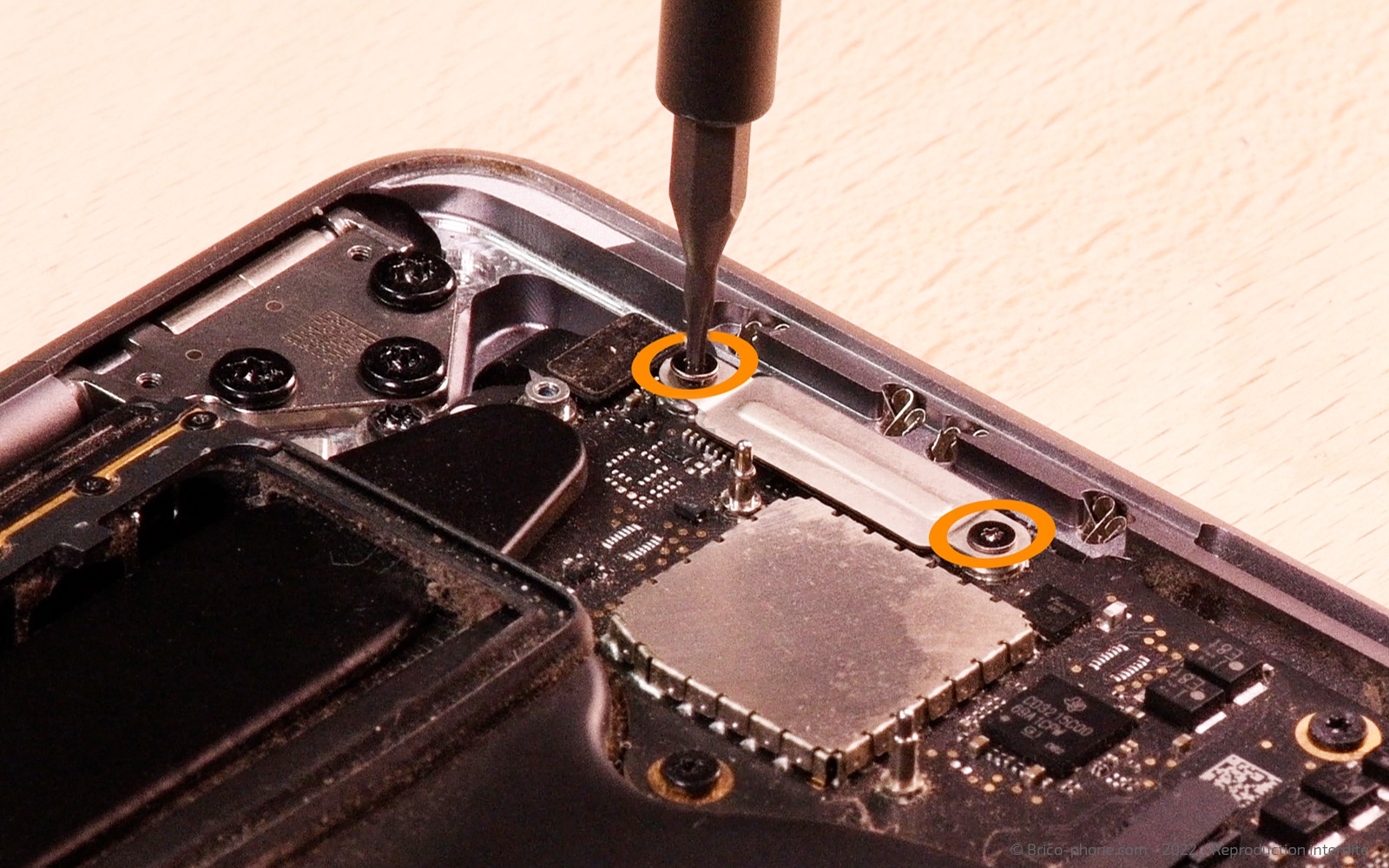 Changement batterie sur Macbook Pro 15 pouces A1707 EMC 3072 - 2016 photo 1