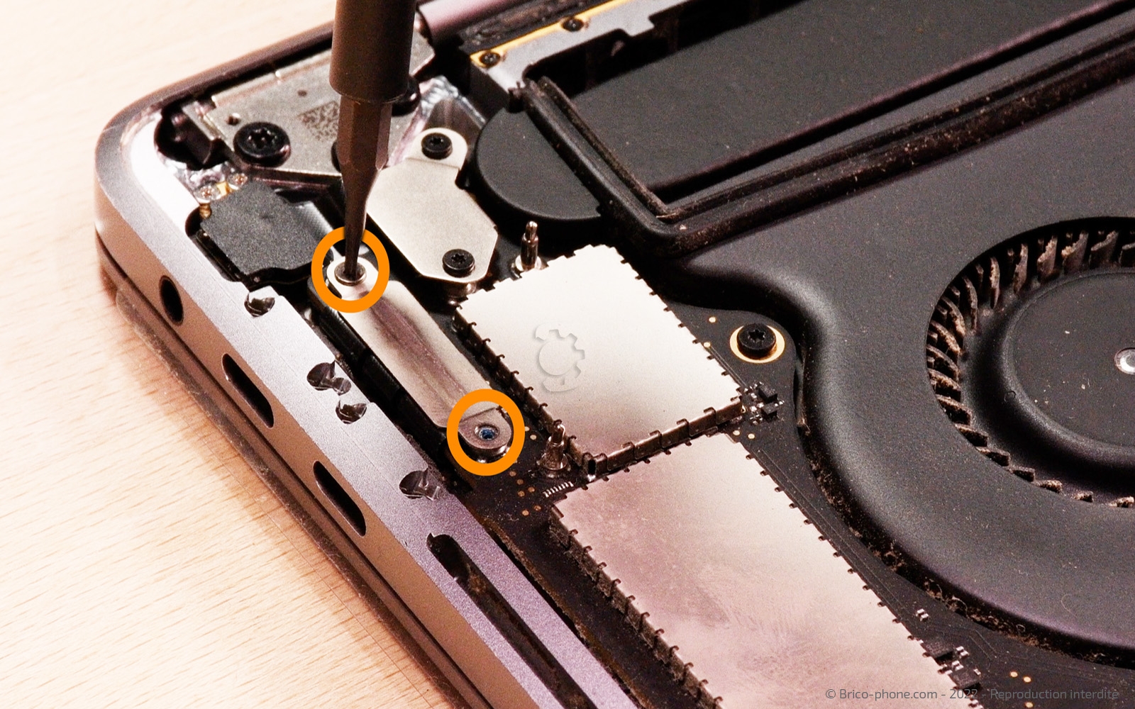 Changement batterie sur Macbook Pro 15 pouces A1707 EMC 3072 - 2016 photo 2