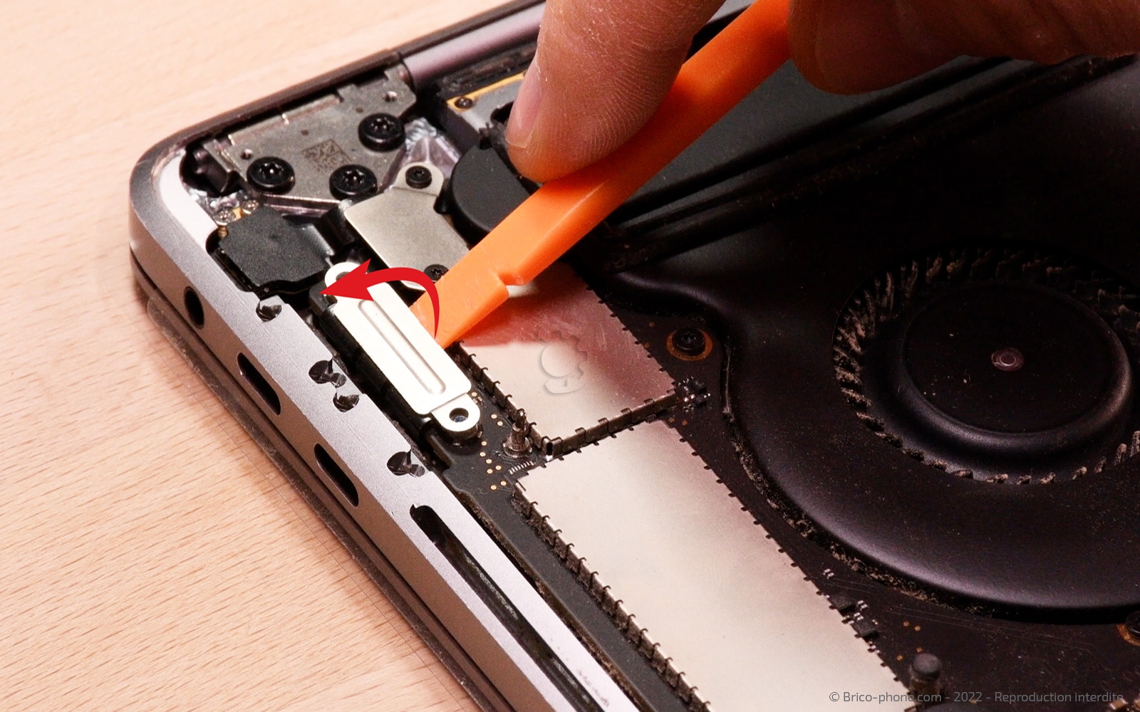 Changement batterie sur Macbook Pro 15 pouces A1707 EMC 3072 - 2016 photo 3