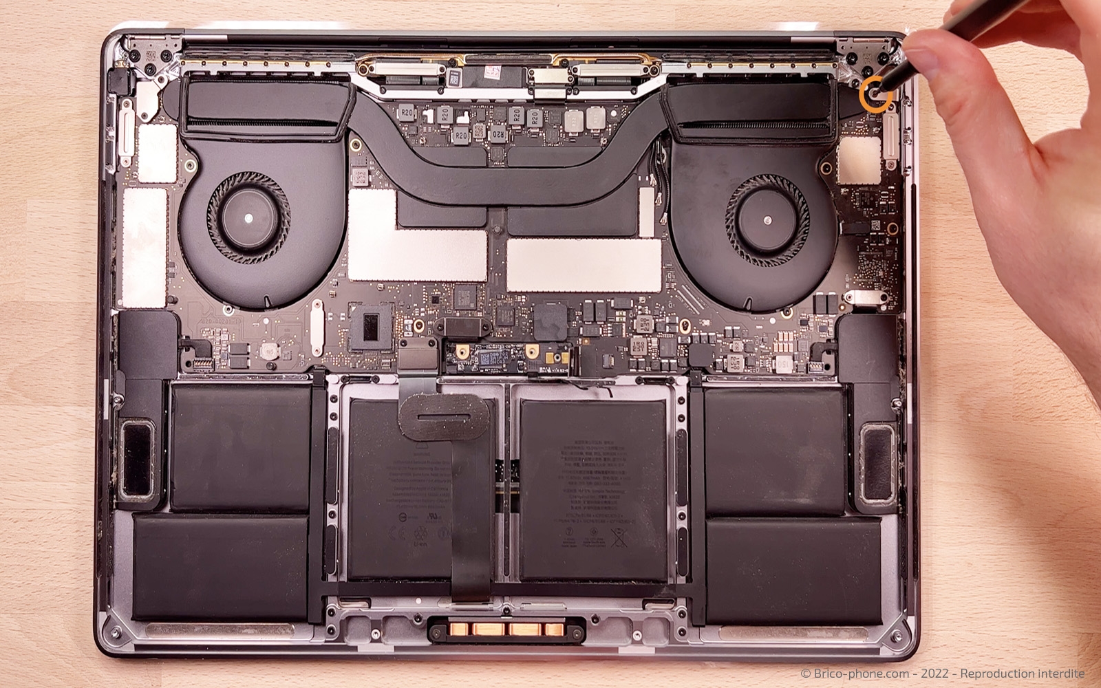 Changement batterie sur Macbook Pro 15 pouces A1707 EMC 3072 - 2016 photo 1