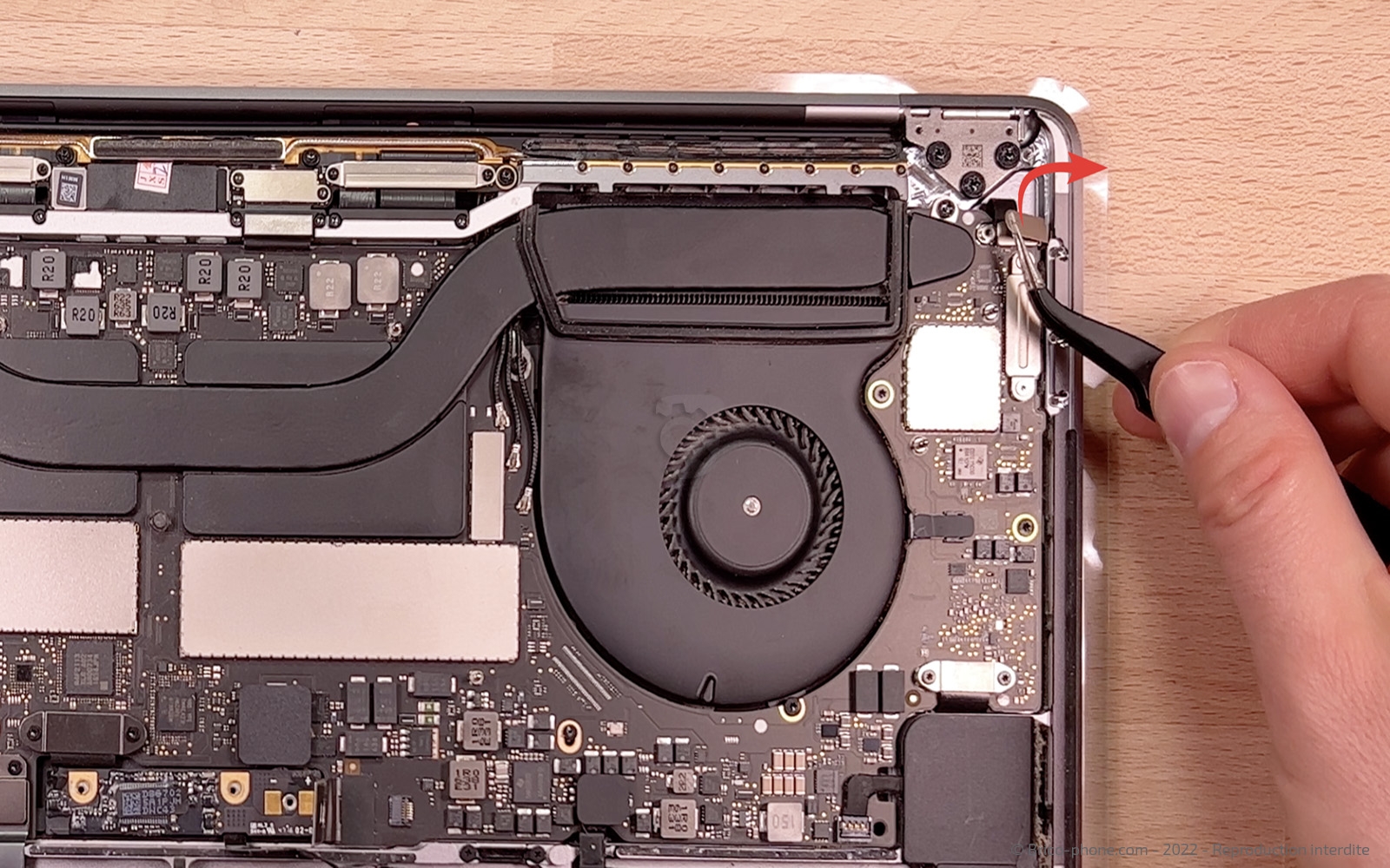 Changement batterie sur Macbook Pro 15 pouces A1707 EMC 3072 - 2016 photo 2