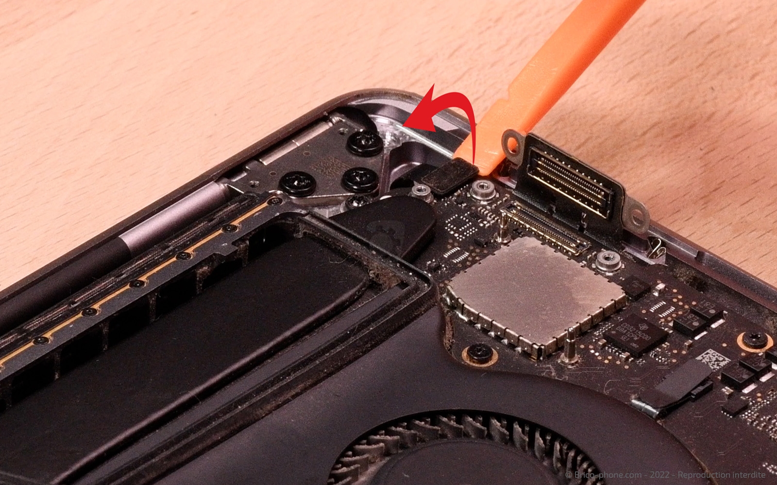 Changement batterie sur Macbook Pro 15 pouces A1707 EMC 3072 - 2016 photo 3