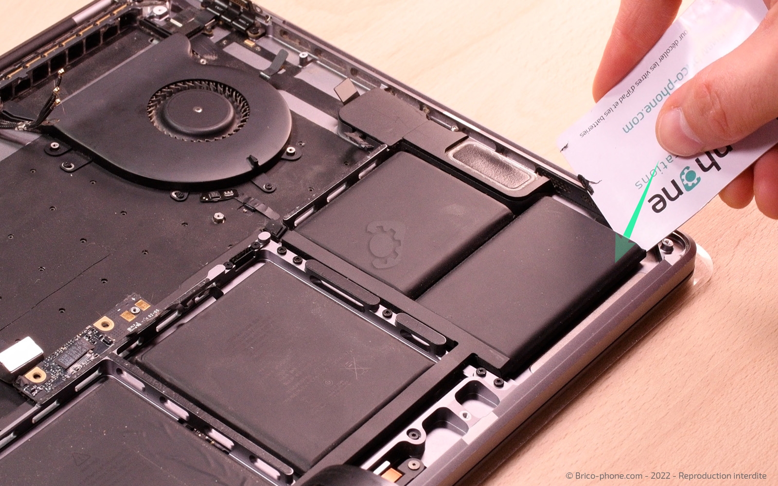 Changement batterie sur Macbook Pro 15 pouces A1707 EMC 3072 - 2016 photo 1