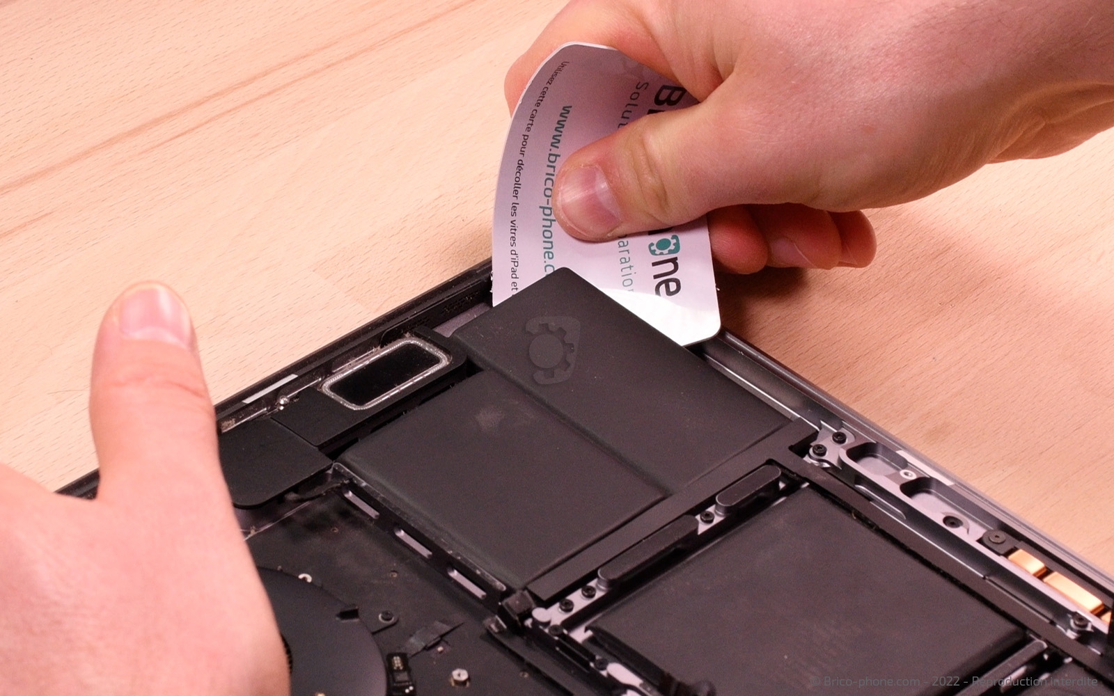 Changement batterie sur Macbook Pro 15 pouces A1707 EMC 3072 - 2016 photo 3