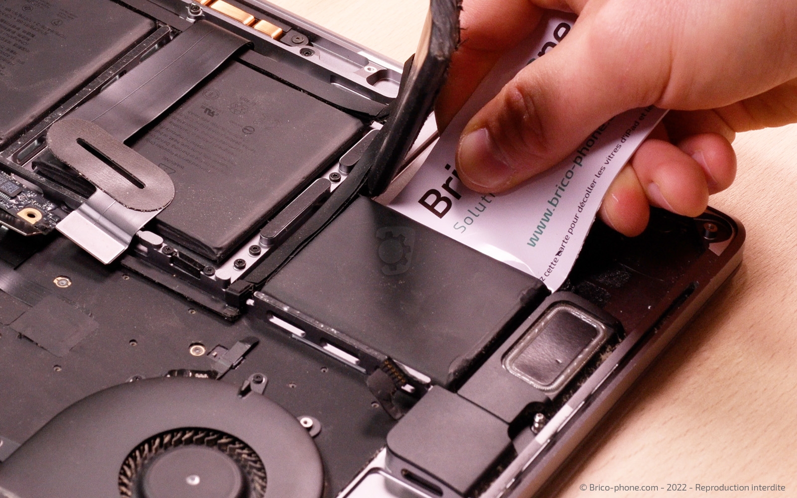 Changement batterie sur Macbook Pro 15 pouces A1707 EMC 3072 - 2016 photo 2