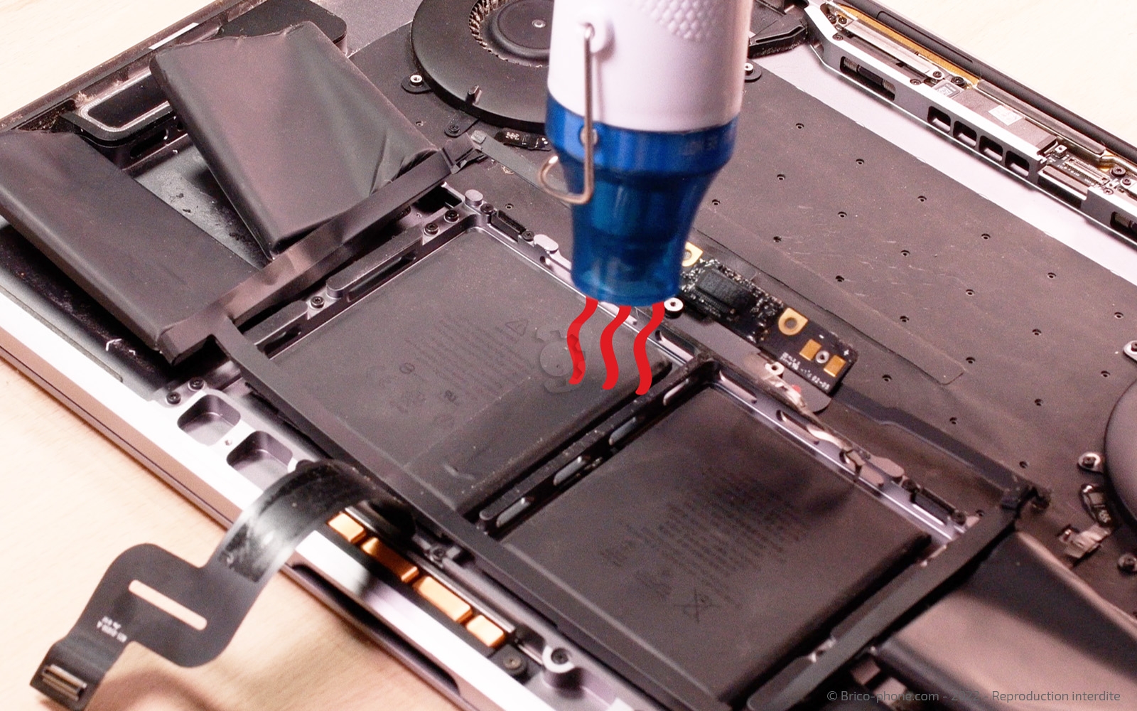 Changement batterie sur Macbook Pro 15 pouces A1707 EMC 3072 - 2016 photo 3