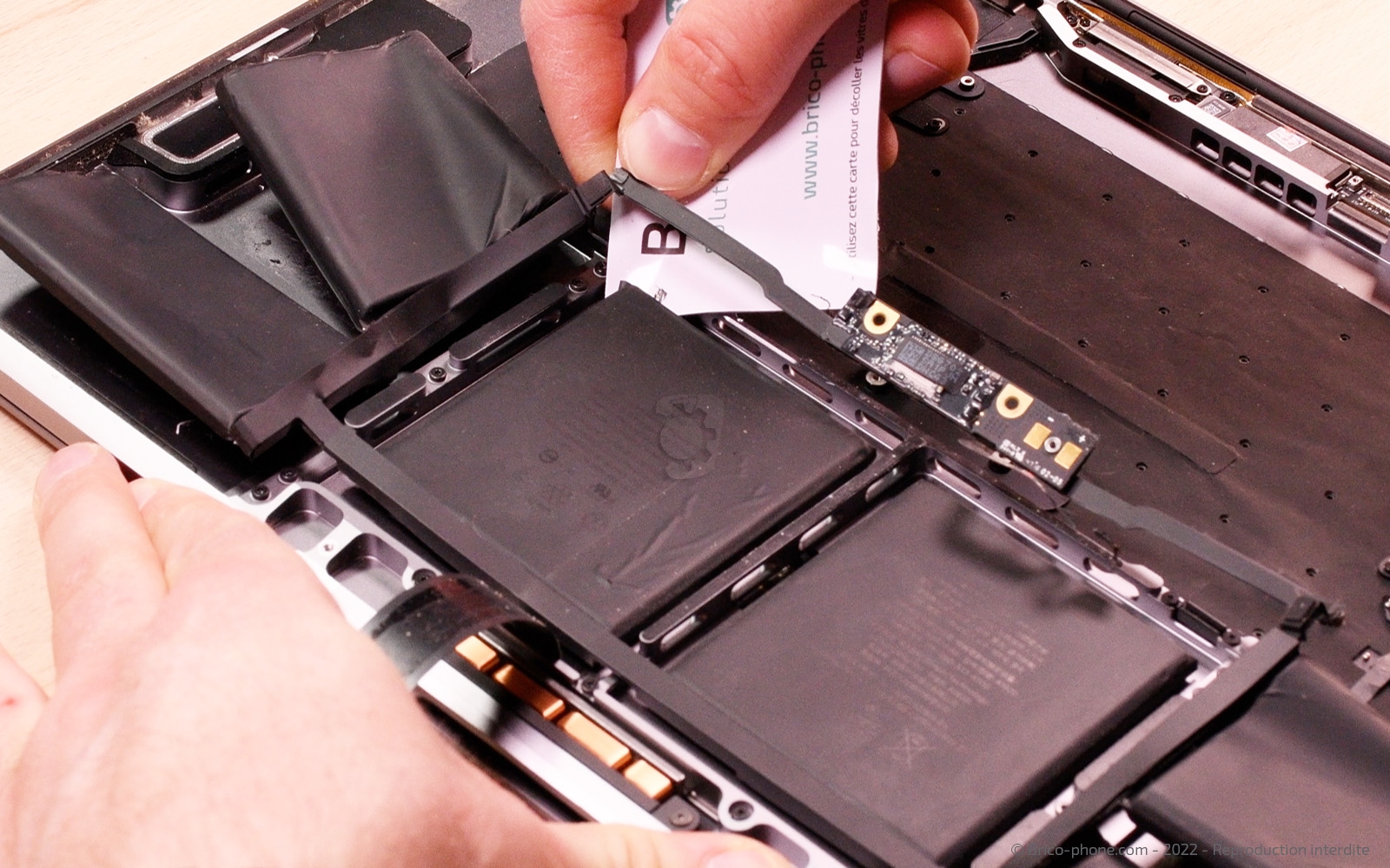 Changement batterie sur Macbook Pro 15 pouces A1707 EMC 3072 - 2016 photo 4