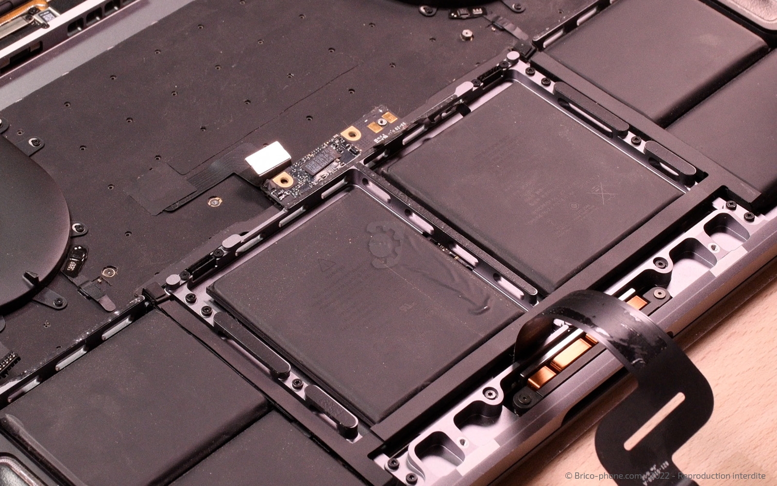 Changement batterie sur Macbook Pro 15 pouces A1707 EMC 3072 - 2016 photo 3